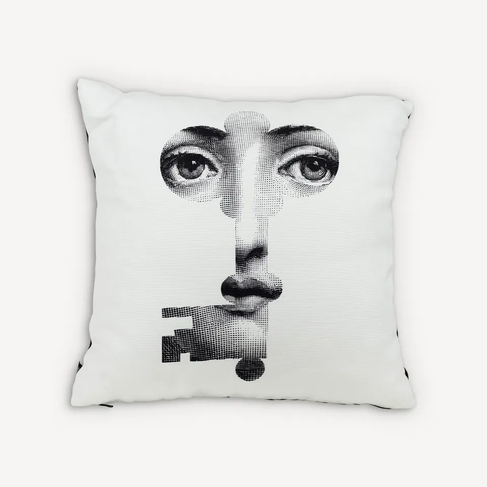 fornasetti-chiave-e-serratura-kissen-cavalieri-motiv image 1