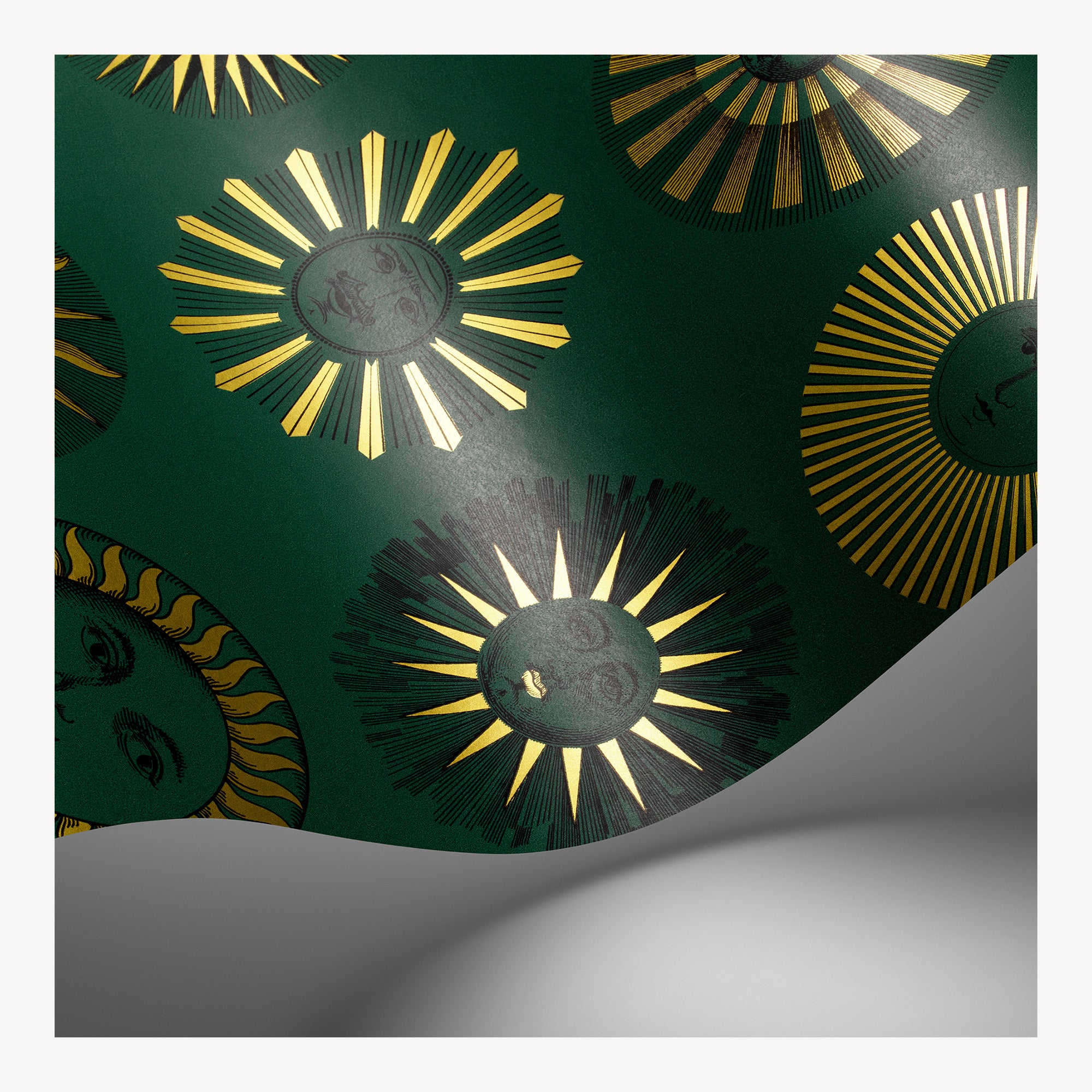 fornasetti-soli-tapete-sonnengesicht-smaragdgr-n-52cm-x-10m image 4
