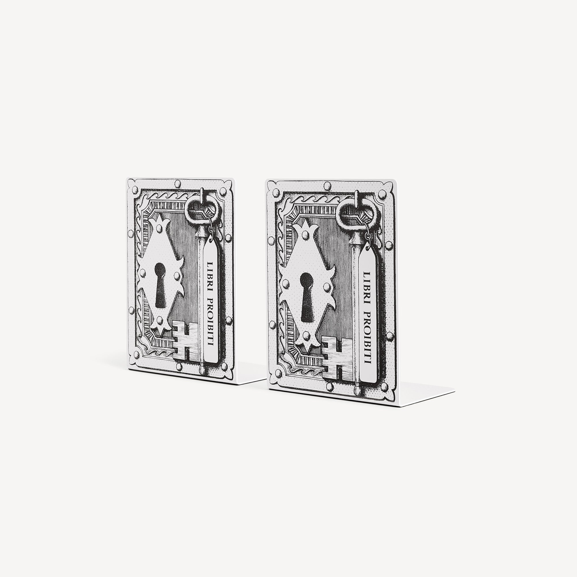 atelier-fornasetti-libri-proibiti-buchst-tzen-metall-paar image 1