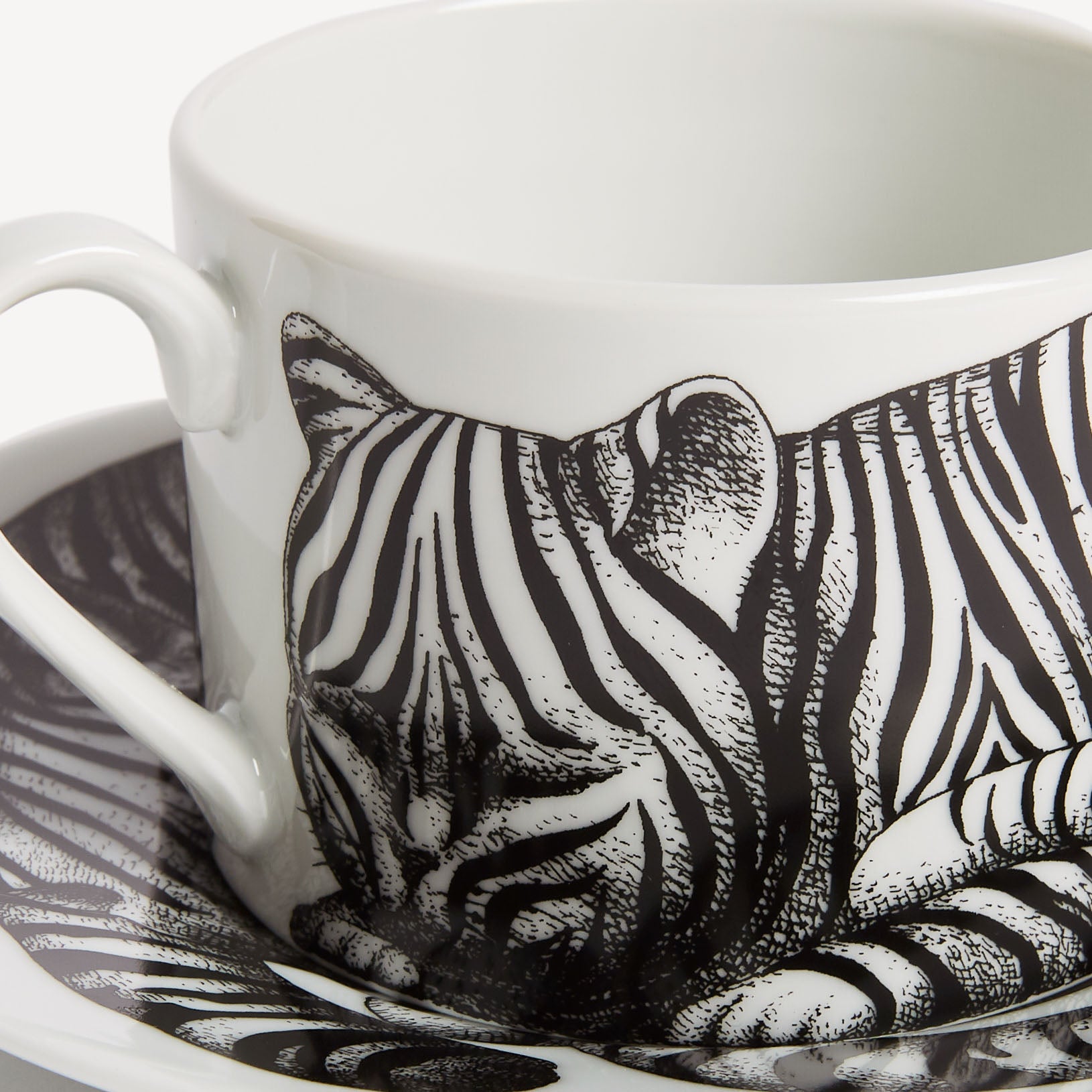 atelier-fornasetti-high-fidelity-tigrato-teetasse-porzellan image 4