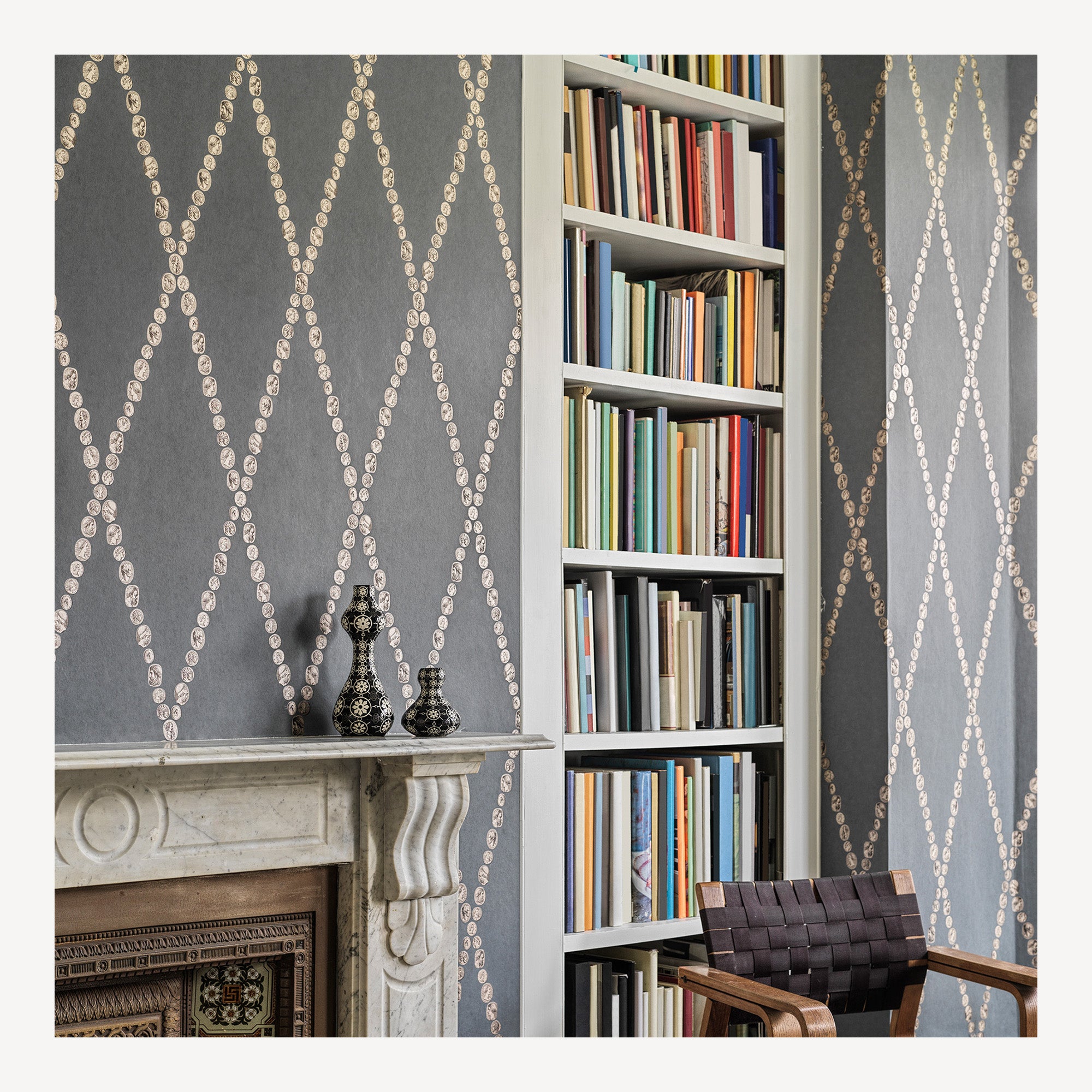 atelier-fornasetti-cammei-tapete-kameen-52cm-x-10m image 2