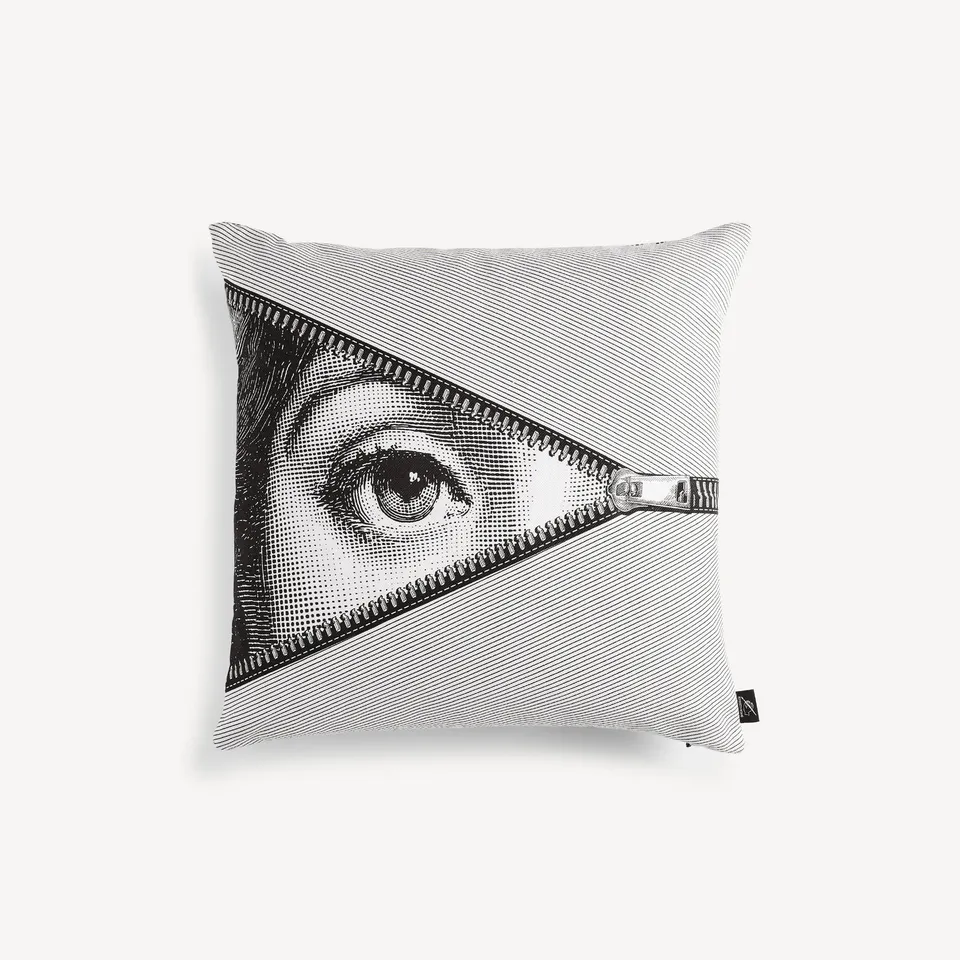 atelier-fornasetti-tema-e-variazioni-n-401-kissen-gesicht image 1