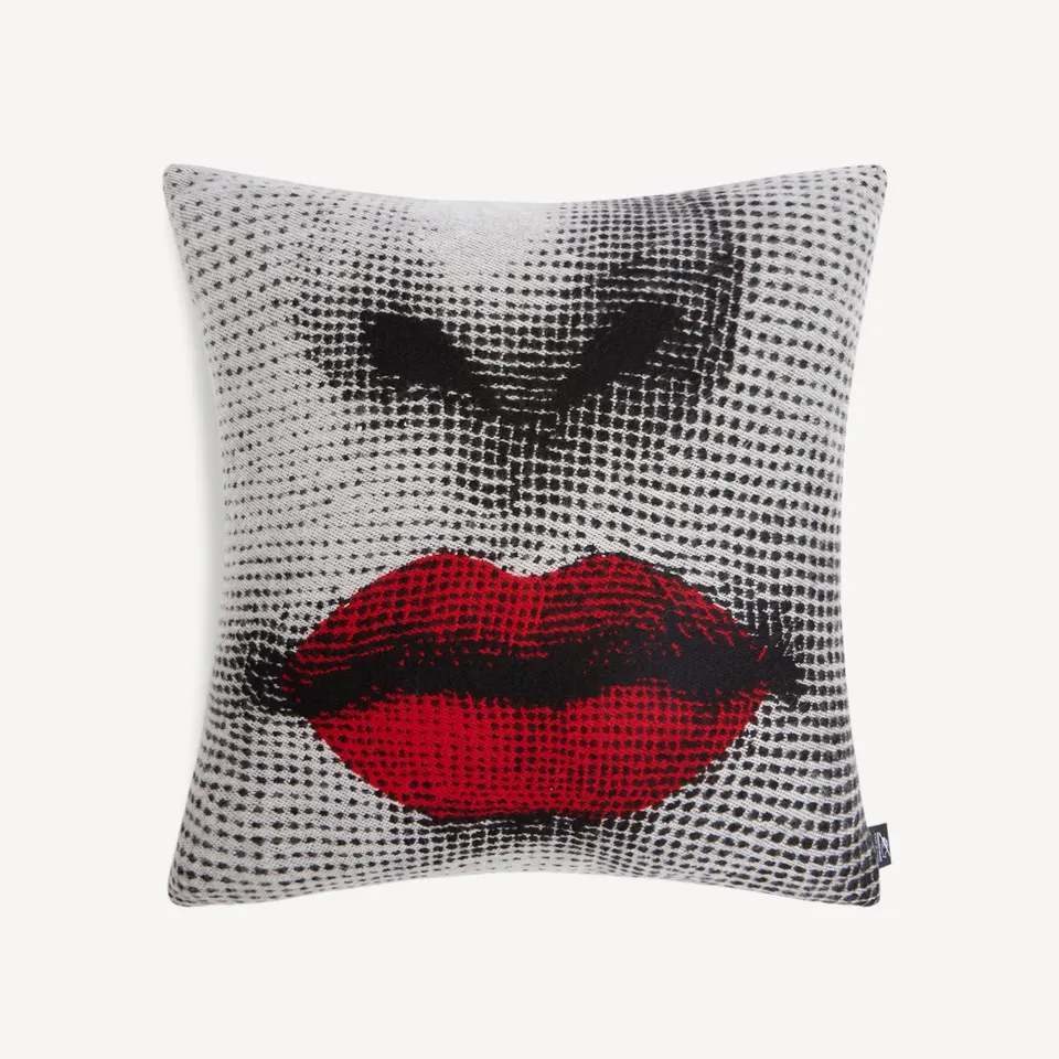 fornasetti-home-accessories-kiss-kissen-rote-lippen-wolle image 1