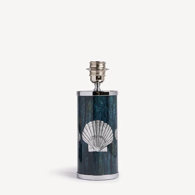 fornasetti-giro-di-conchiglie-tischlampe-muschel-silber-eu image 1