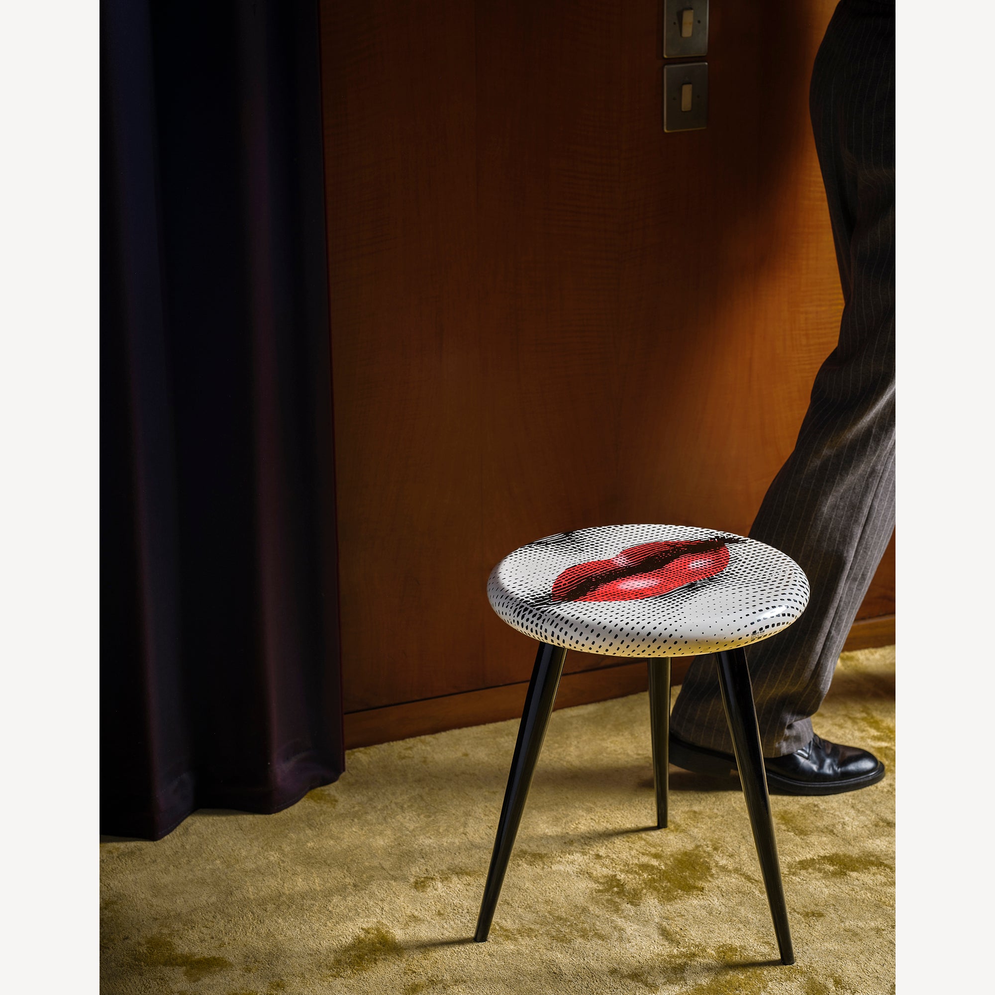 fornasetti-bocca-hocker-mund-motiv-holzbeine-sitzhocker image 4