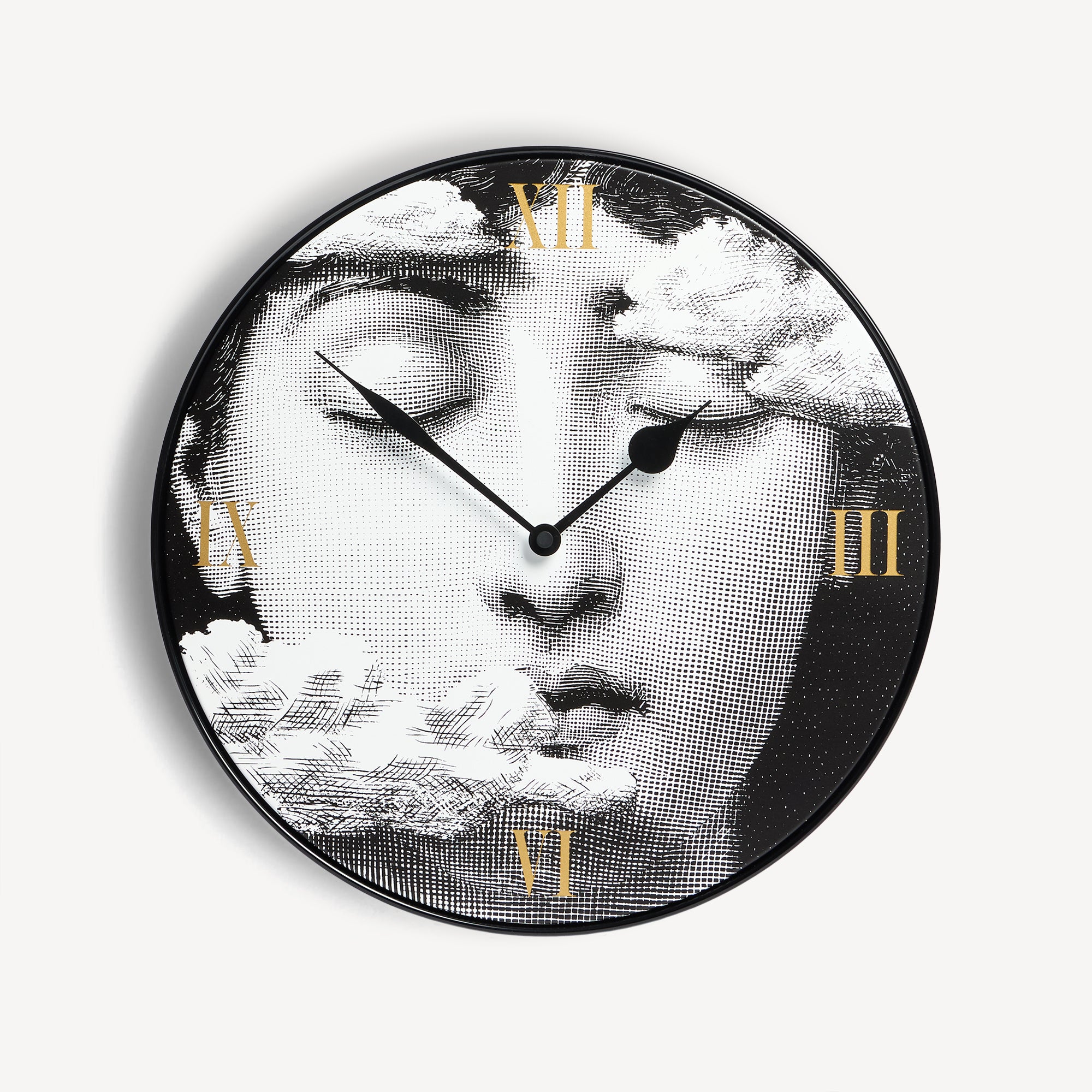 fornasetti-tra-le-nuvole-wanduhr-metall-wolken-gesicht image 1
