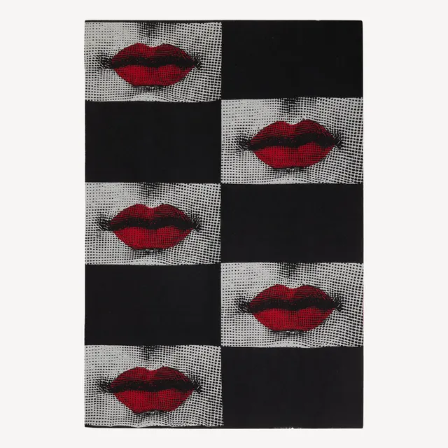 fornasetti-kiss-plaid-wolldecke-jacquard-rot-lippen image 1