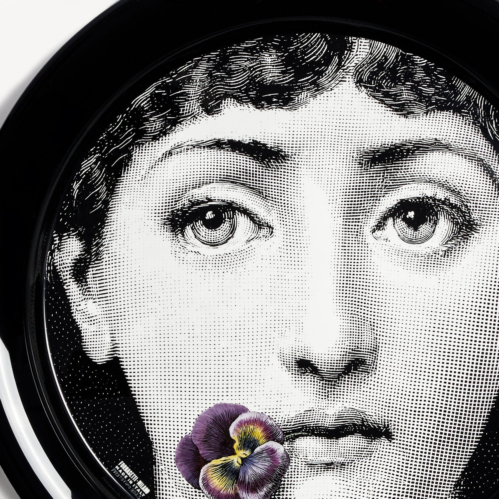 fornasetti-tema-e-variazioni-n-137-tablett-metall-rund image 4