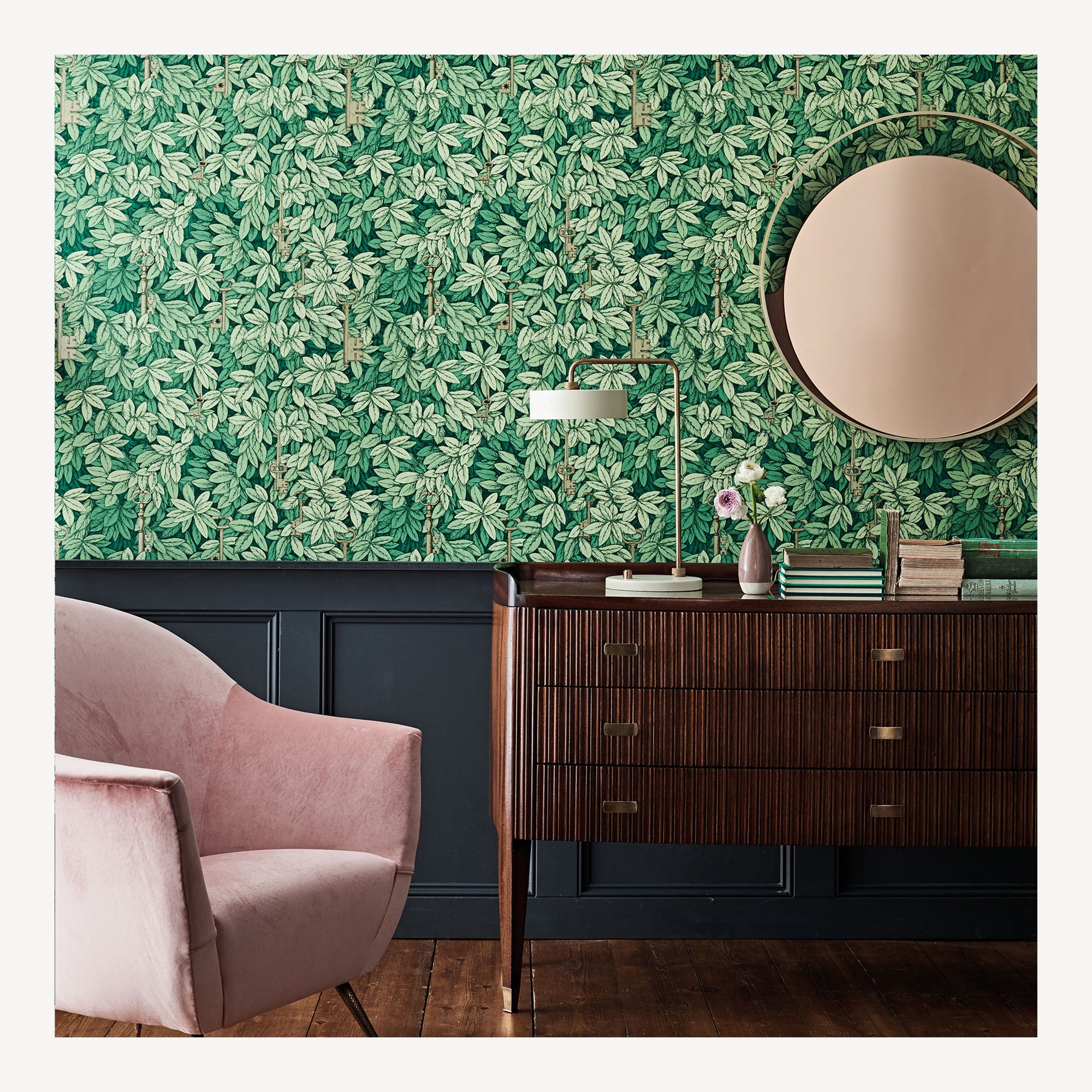 atelier-fornasetti-chiavi-segrete-tapete-bl-ttermuster-goldgr-n image 3