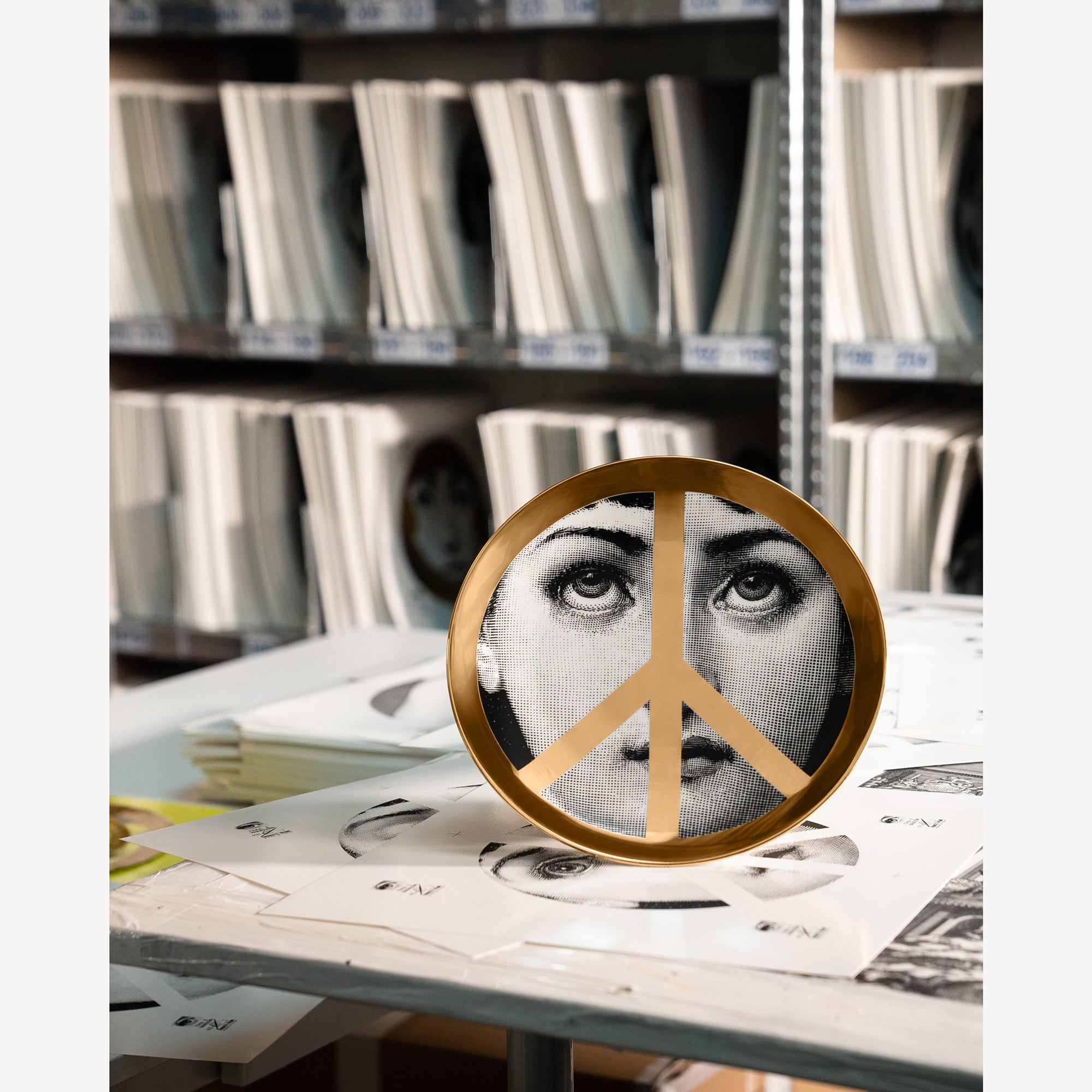 atelier-fornasetti-tema-e-variazioni-wandteller-n-404-peace image 5