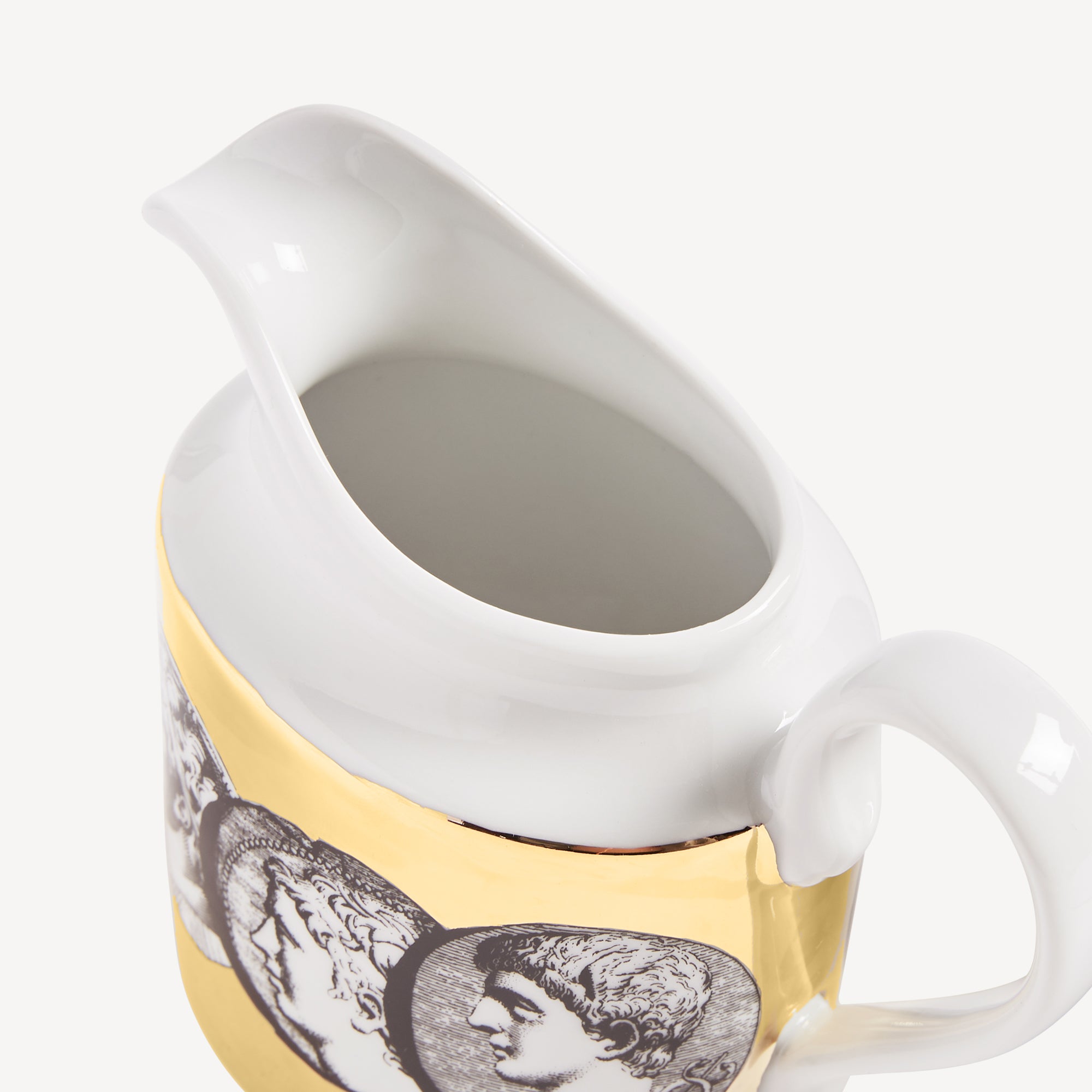 fornasetti-cammei-milchkanne-porzellan-mit-gold image 4