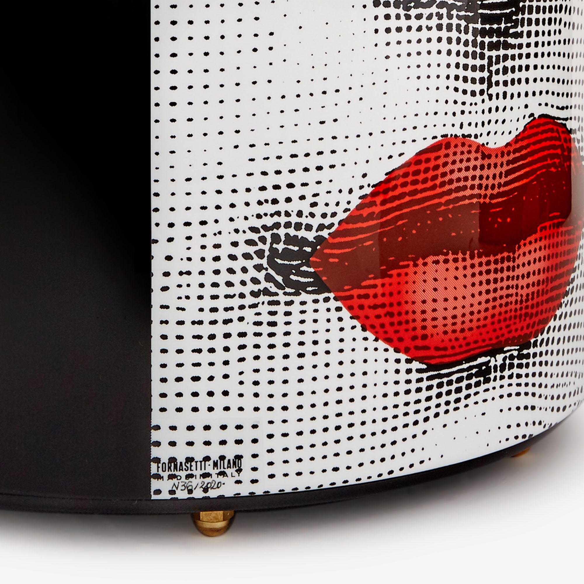 fornasetti-kiss-papierkorb-metall-lippen-lina-cavalieri image 3