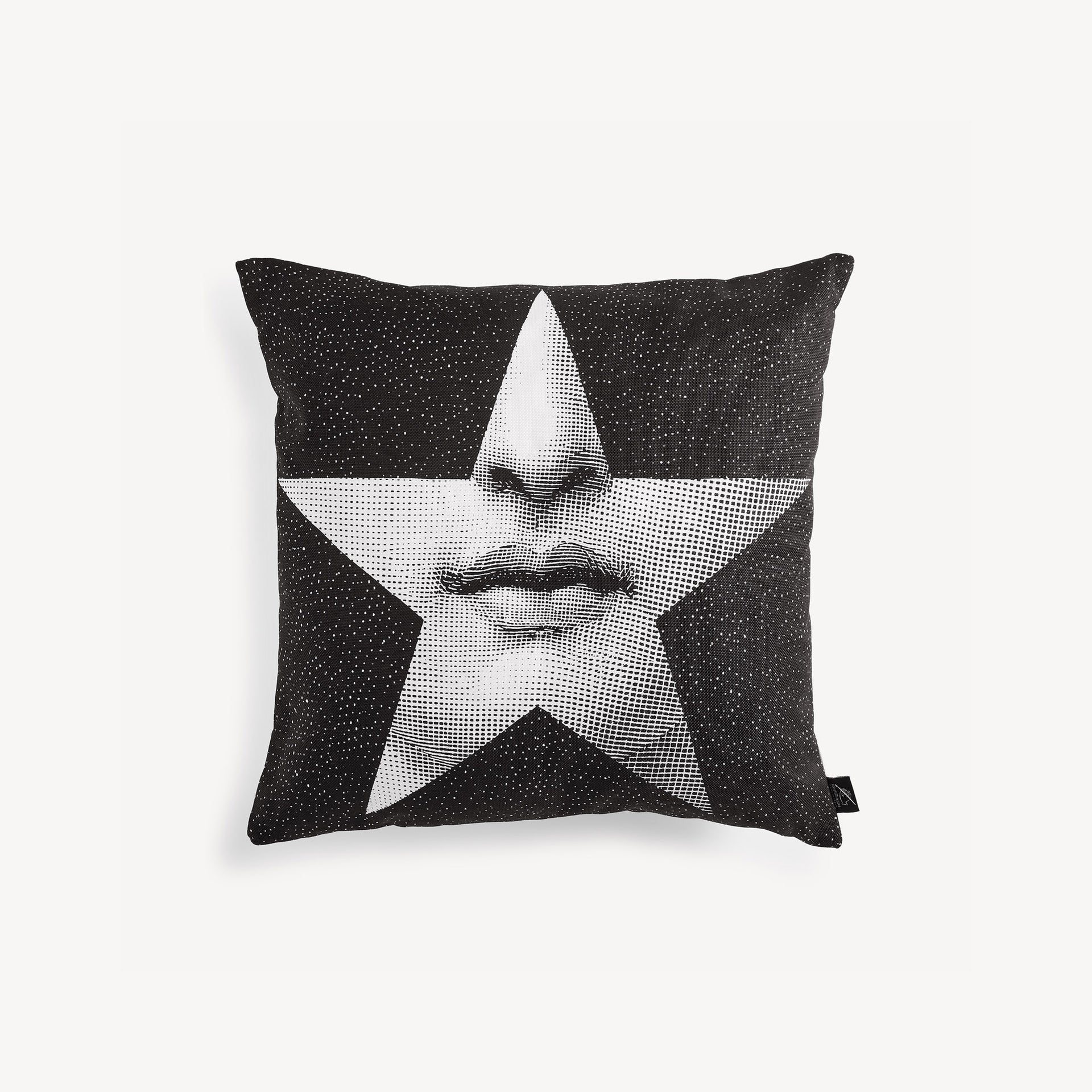 fornasetti-tema-e-variazioni-n-381-kissen-gesicht-motiv image 1