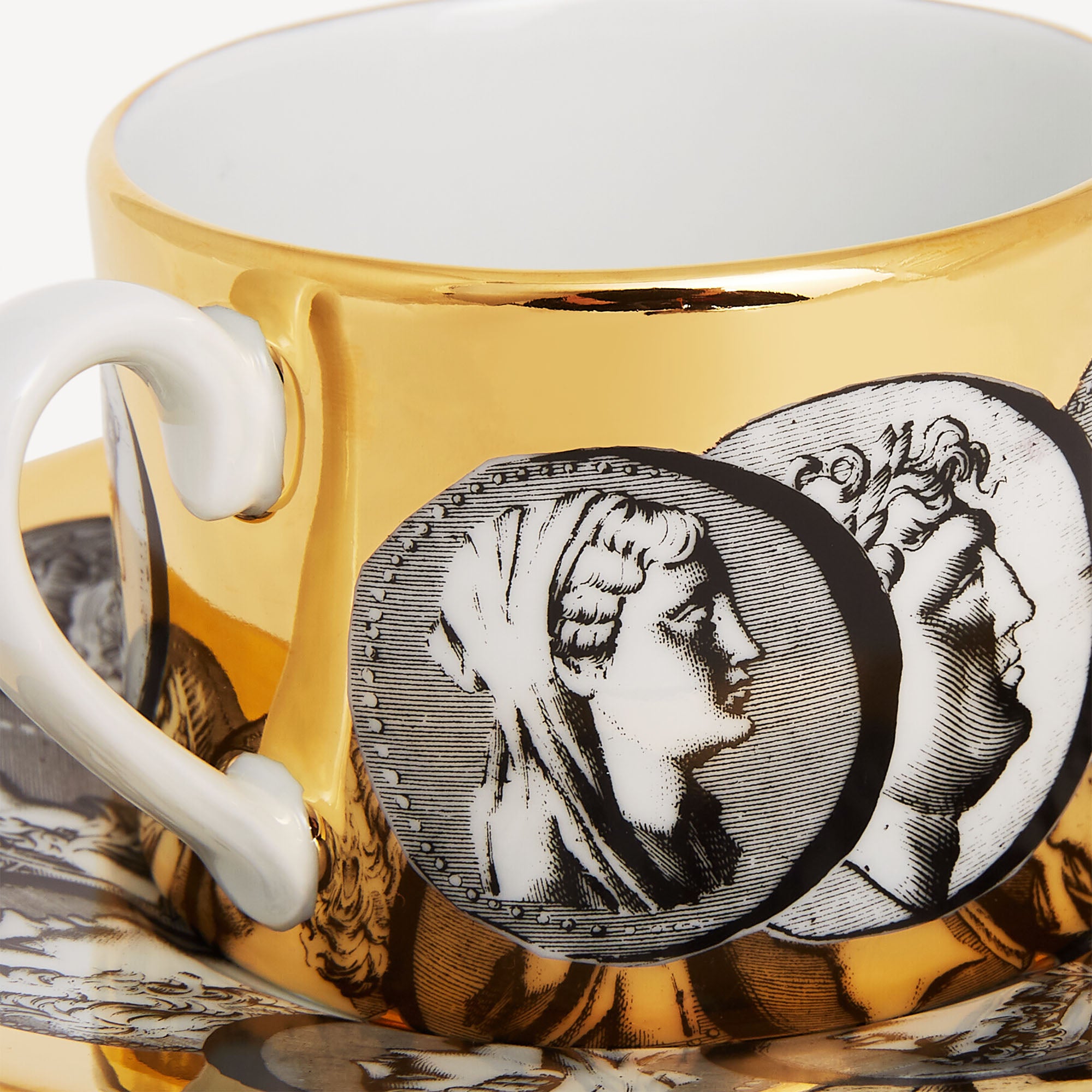 fornasetti-cammei-teetasse-porzellan-m-nzmotiv-gold image 4