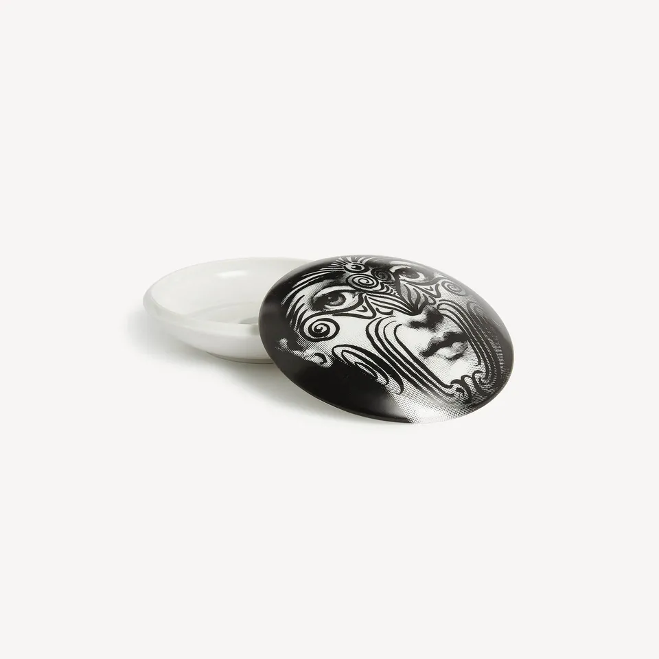 fornasetti-tema-e-variazioni-n-9-dose-rund-porzellan image 1