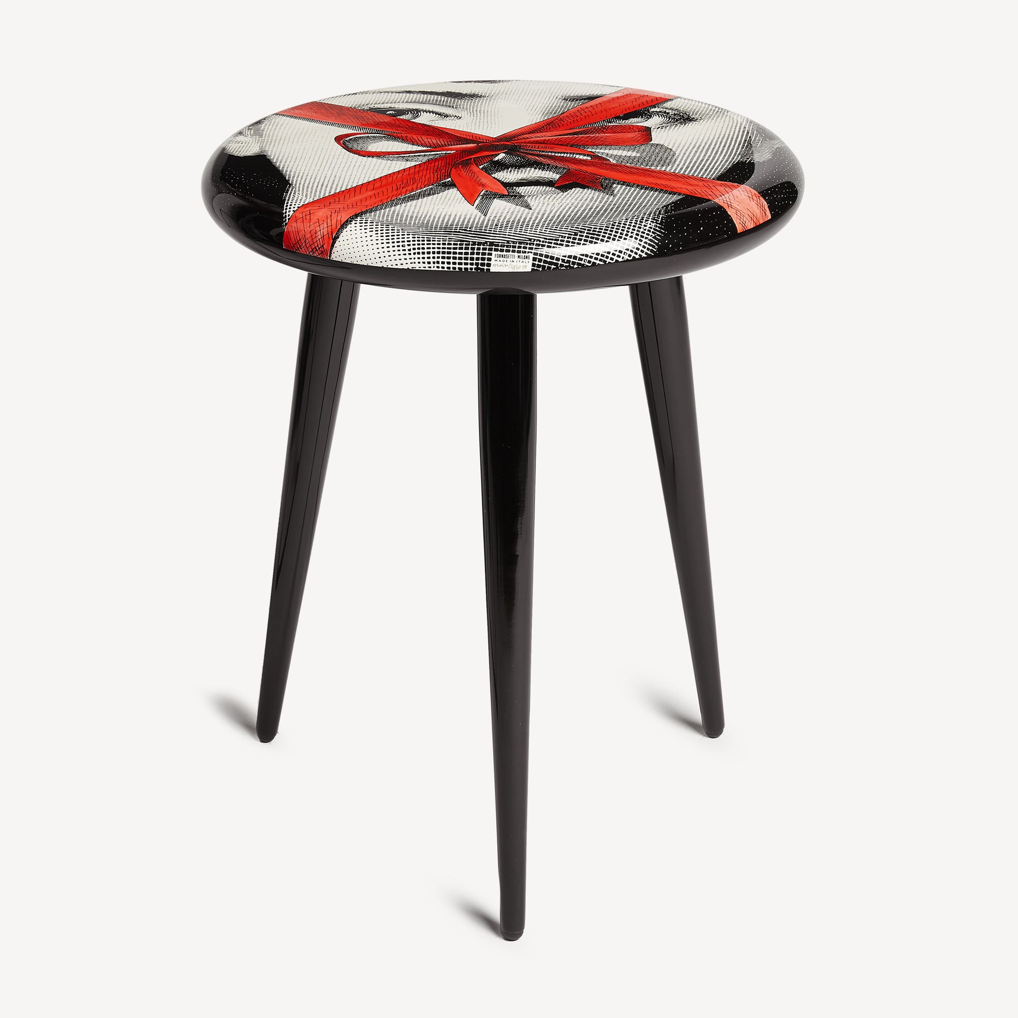 fornasetti-gift-hocker-holzbeine-hand-siebdruck image 1