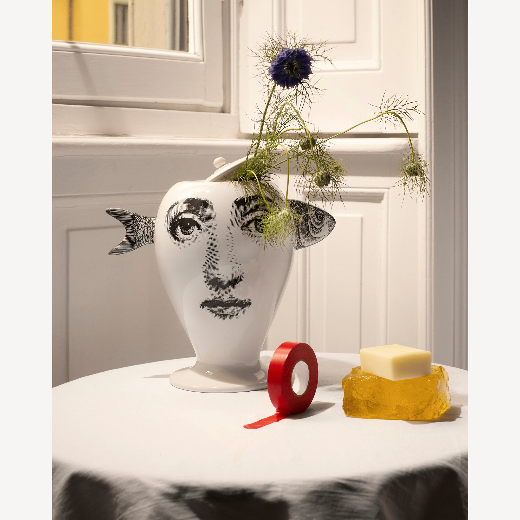 fornasetti-vase-pesce-keramik-gesichtsmotiv image 6