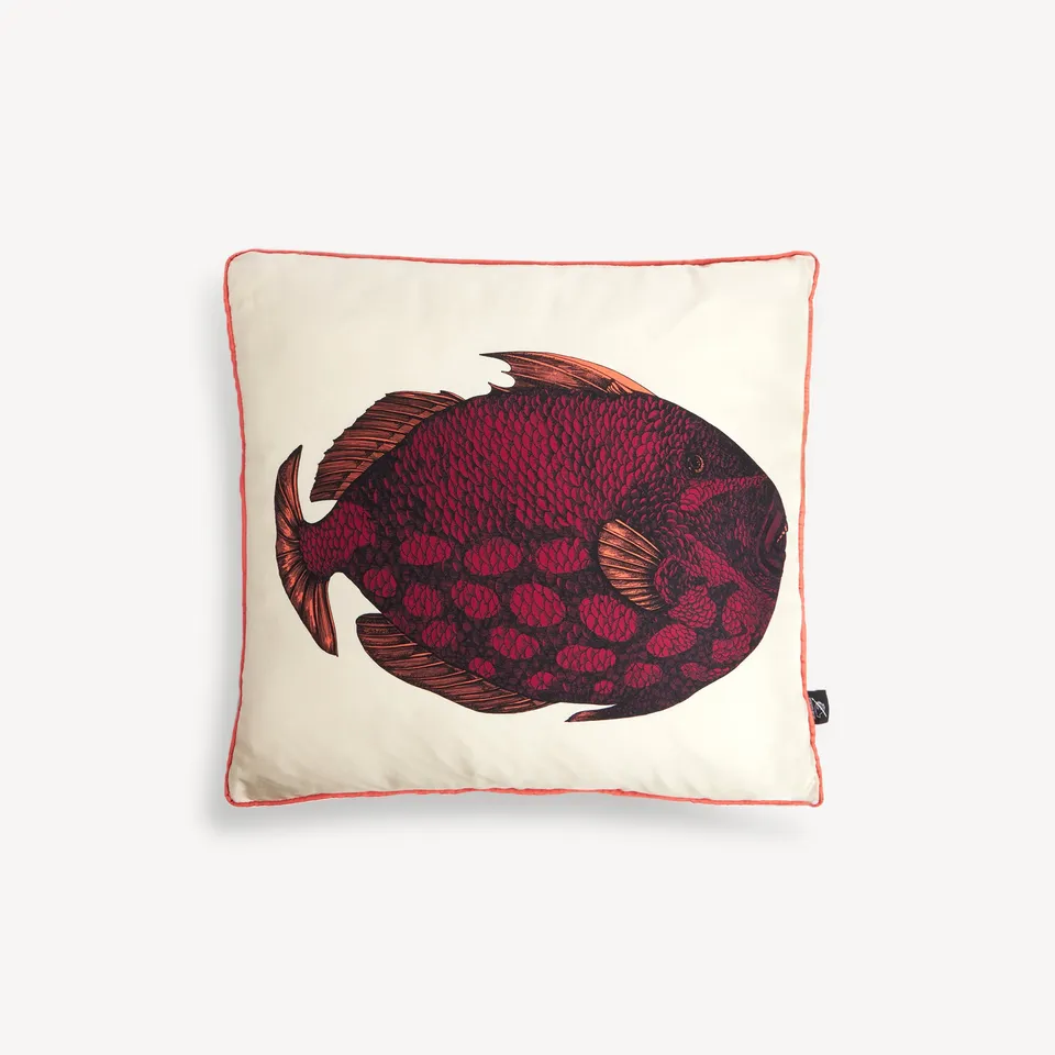 atelier-fornasetti-pesce-balestra-kissen-seide-rot image 1