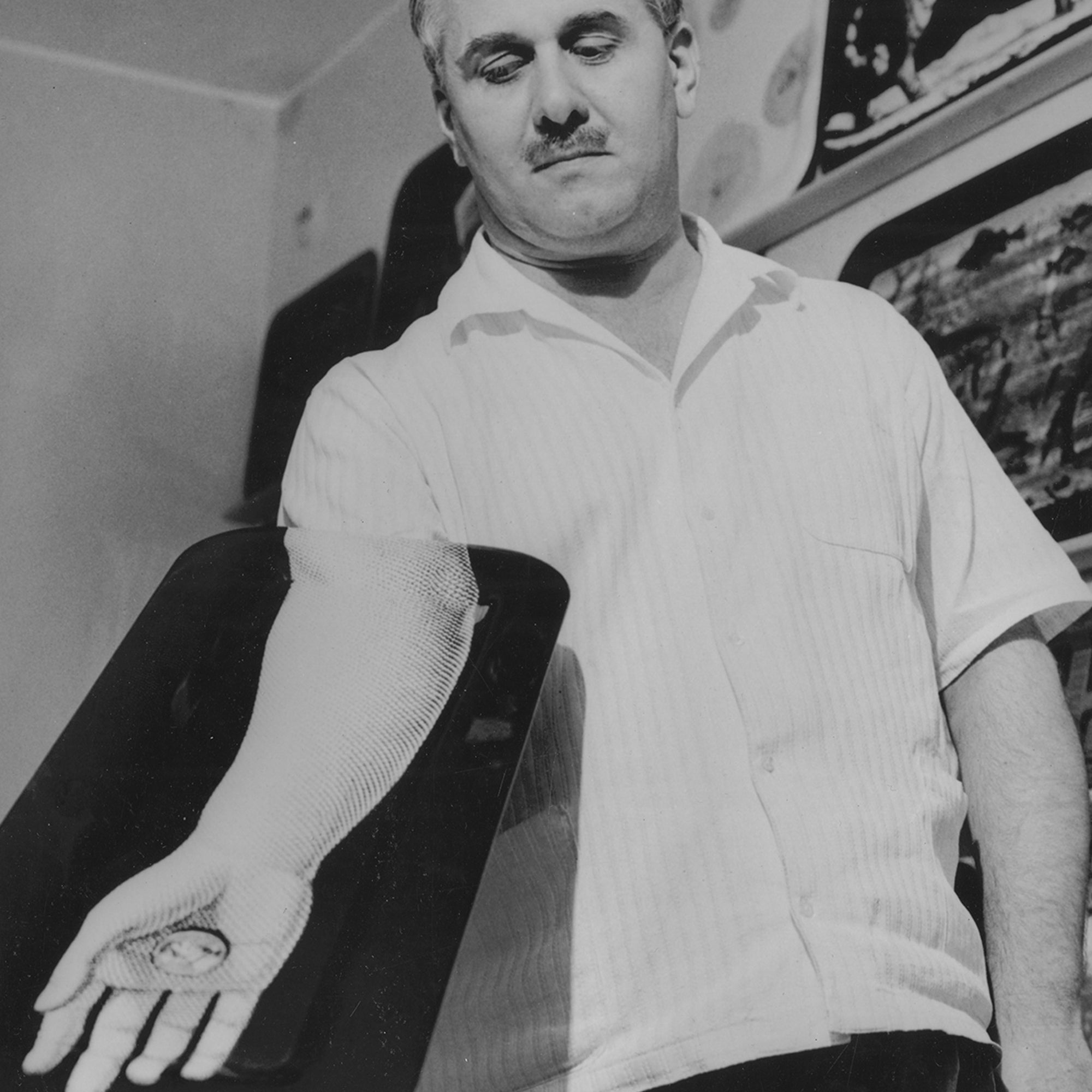 atelier-fornasetti-mano-tablett-metall-handmotiv-lackiert image 5