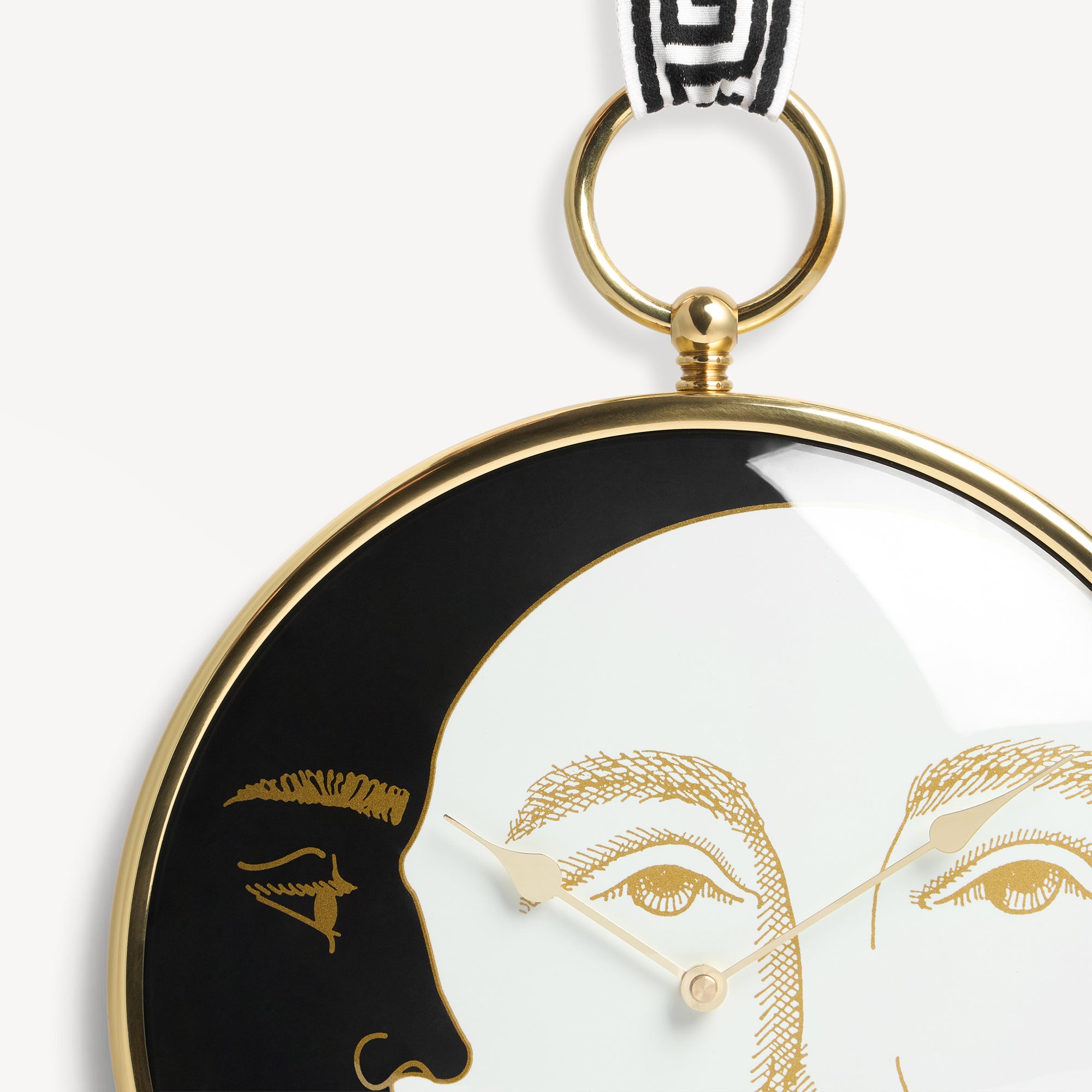 atelier-fornasetti-giorno-e-notte-wanduhr-messing-mit-schleife image 4