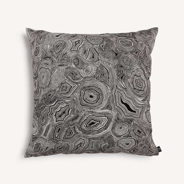 fornasetti-malachite-kissen-outdoor-schwarz-wei image 1