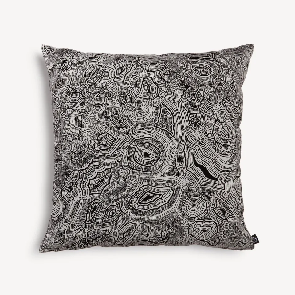 fornasetti-malachite-kissen-outdoor-schwarz-wei image 1