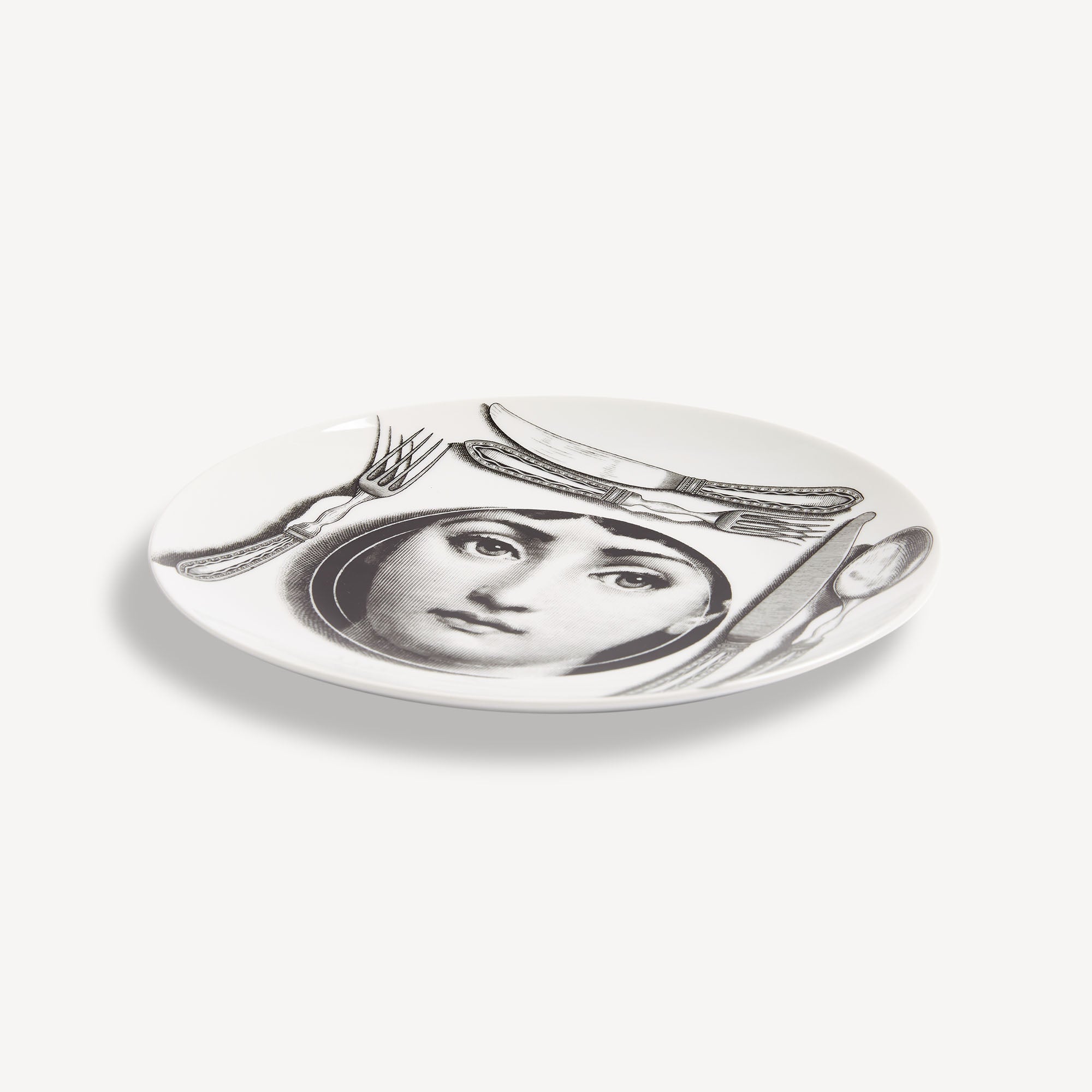 fornasetti-tema-e-variazioni-n-203-wandteller-porzellan-gesicht image 2