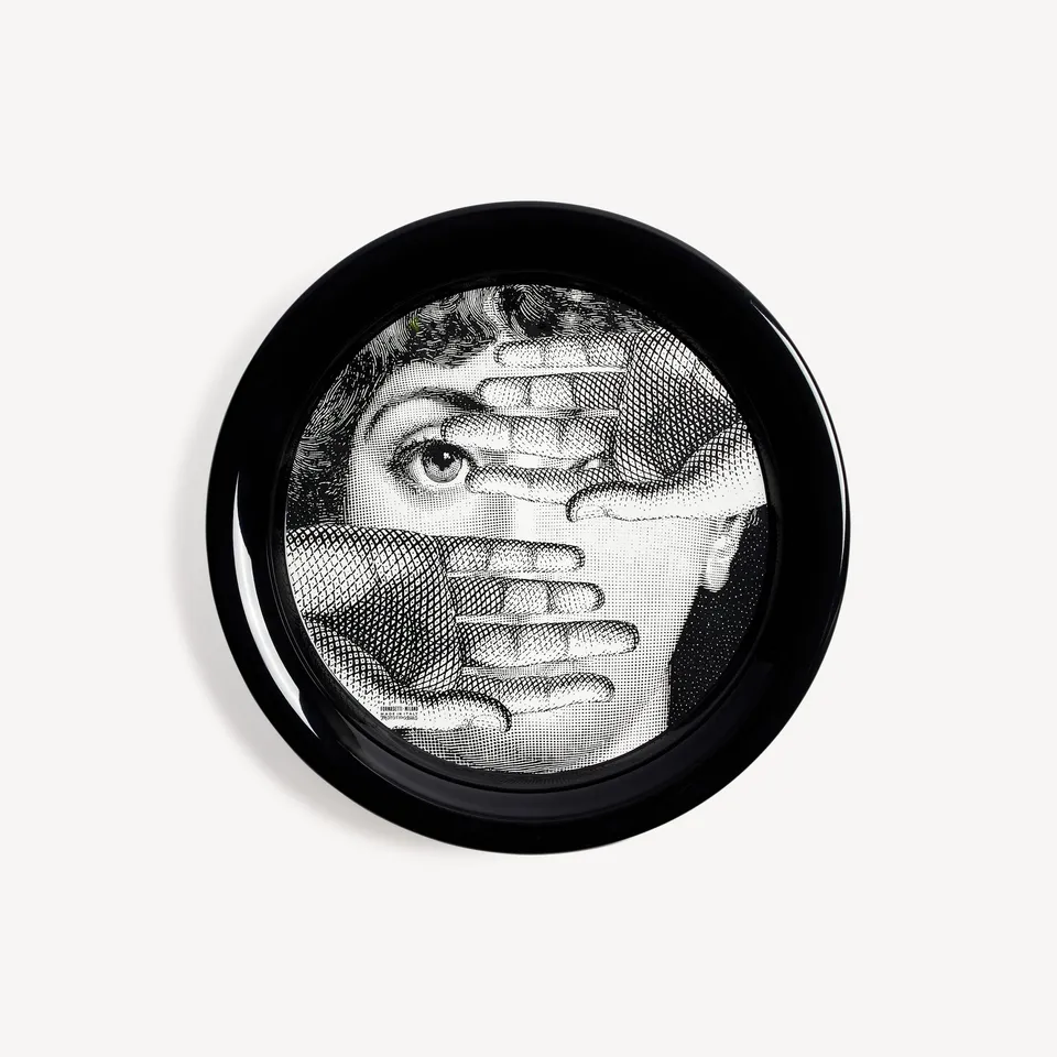 fornasetti-tema-e-variazioni-n-154-tablett-rund-metall-gesicht image 1