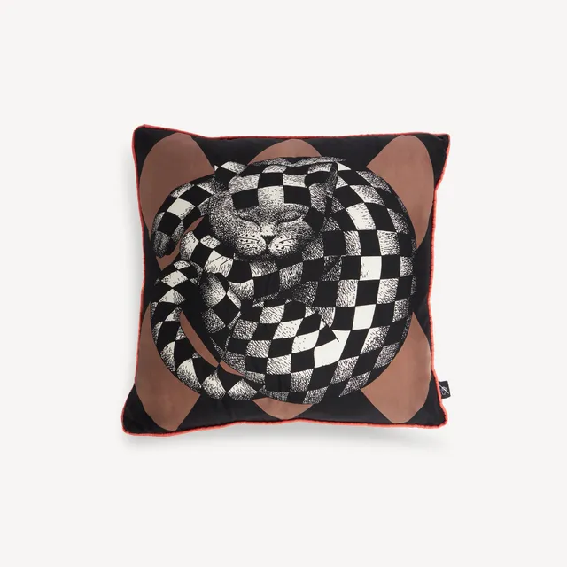 fornasetti-high-fidelity-kissen-seide-quadratisch-rot image 1