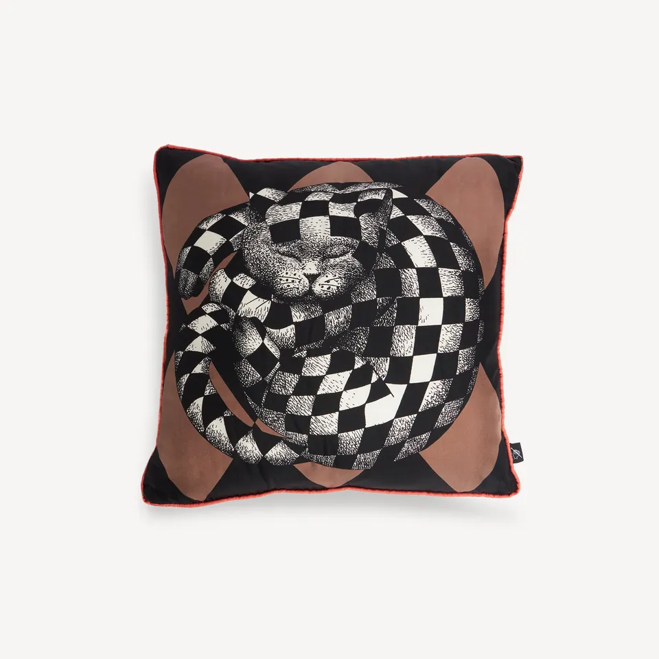 fornasetti-high-fidelity-kissen-seide-quadratisch-rot image 1