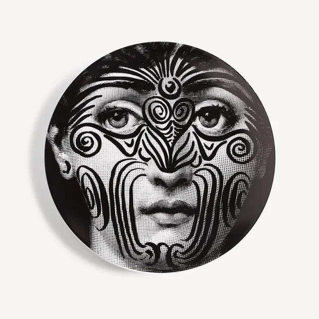 fornasetti-tema-e-variazioni-wandteller-n-9-porzellan-lina-cavalieri image 1