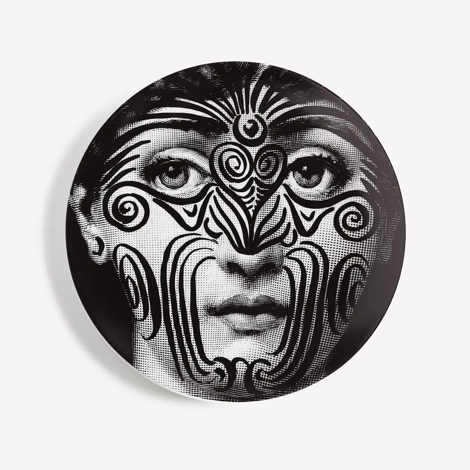 fornasetti-tema-e-variazioni-wandteller-n-9-porzellan-lina-cavalieri image 1