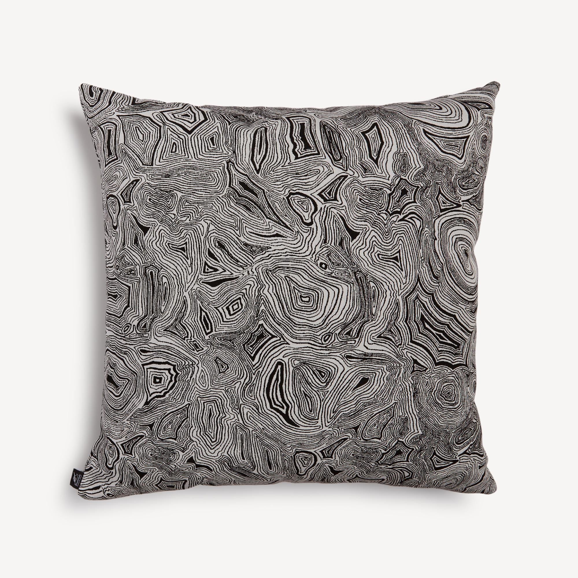 fornasetti-malachite-outdoor-kissen-schwarz-wei image 2