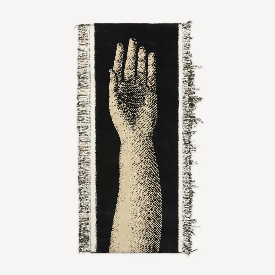 fornasetti-mano-teppich-wolle-hand-motiv-jacquard image 1