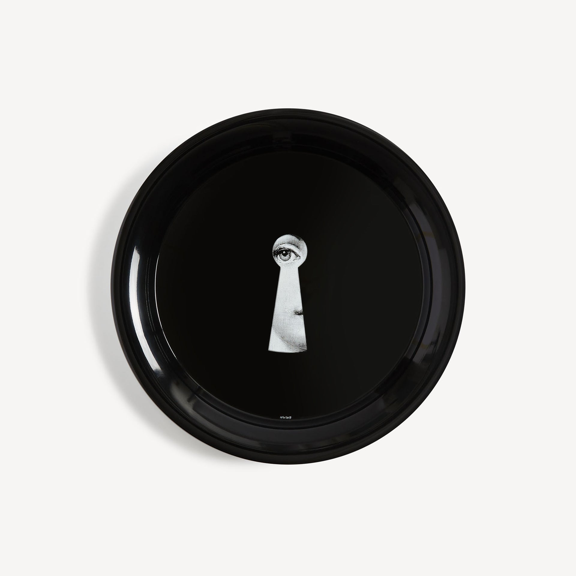 fornasetti-serratura-on-tablett-gesicht-beige image 1