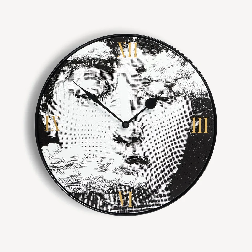 fornasetti-tra-le-nuvole-wanduhr-lina-cavalieri-metall image 1
