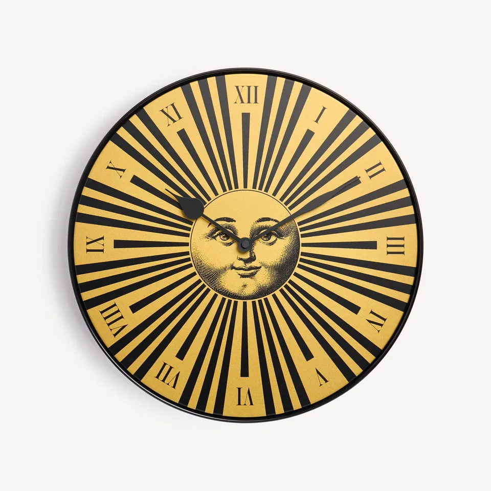 atelier-fornasetti-sole-raggiante-wanduhr-gold-metall image 1