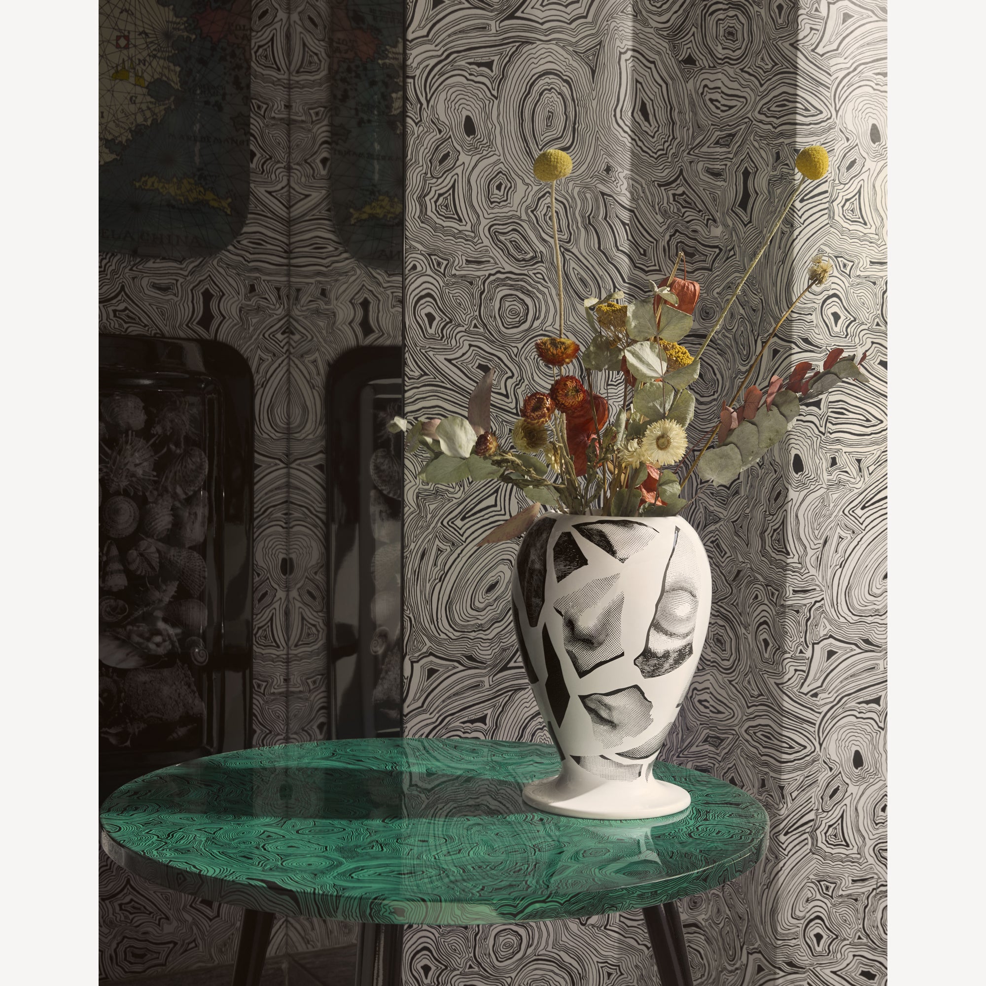 atelier-fornasetti-cocci-vase-keramik-schwarz-wei-limitiert image 6