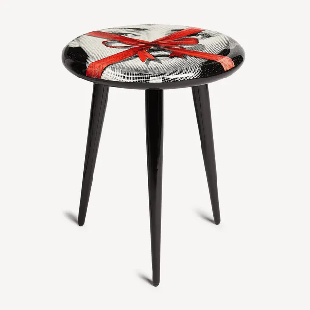 atelier-fornasetti-gift-hocker-holz-surreal image 1