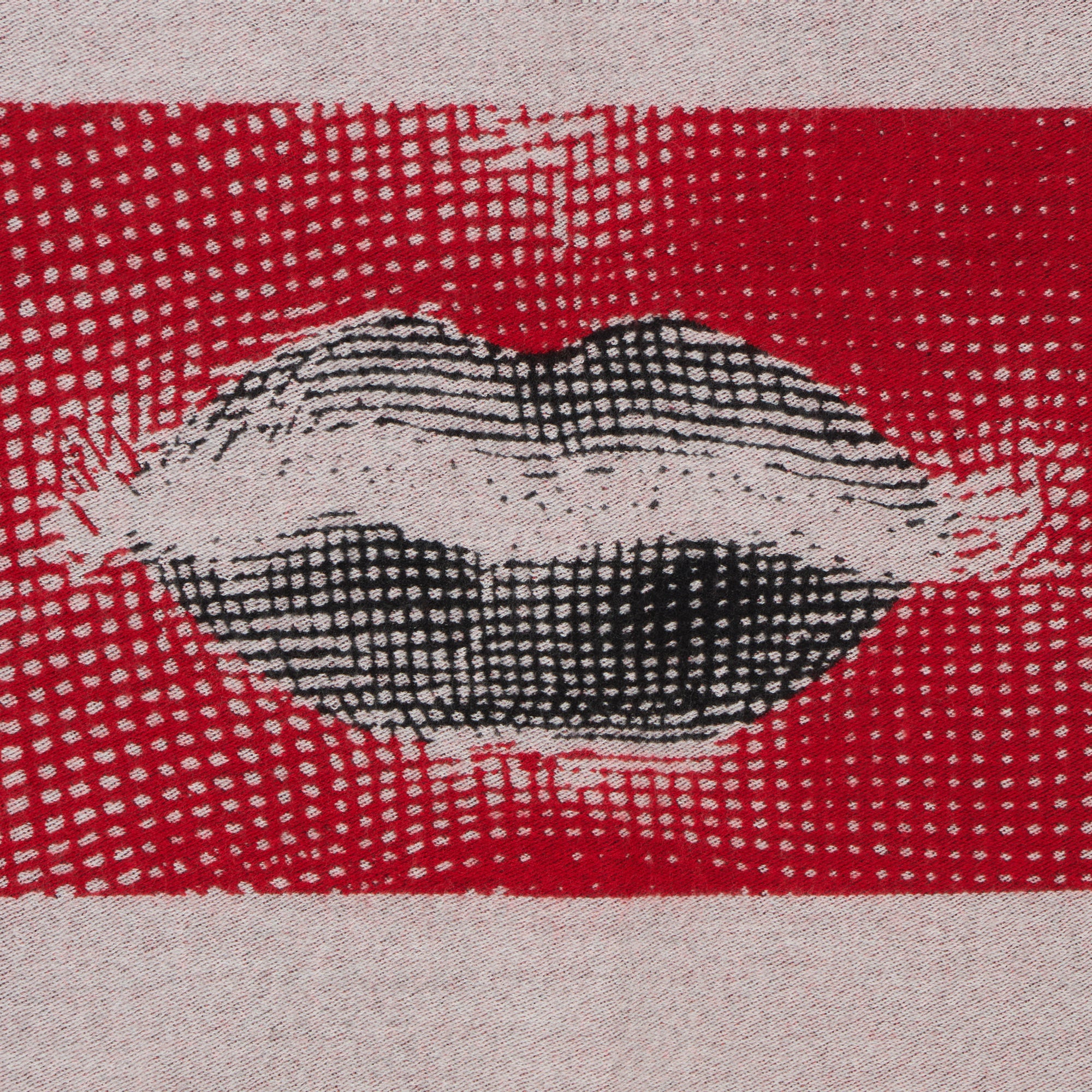 fornasetti-plaid-kiss-wolldecke-jacquard-rot-lippen image 4