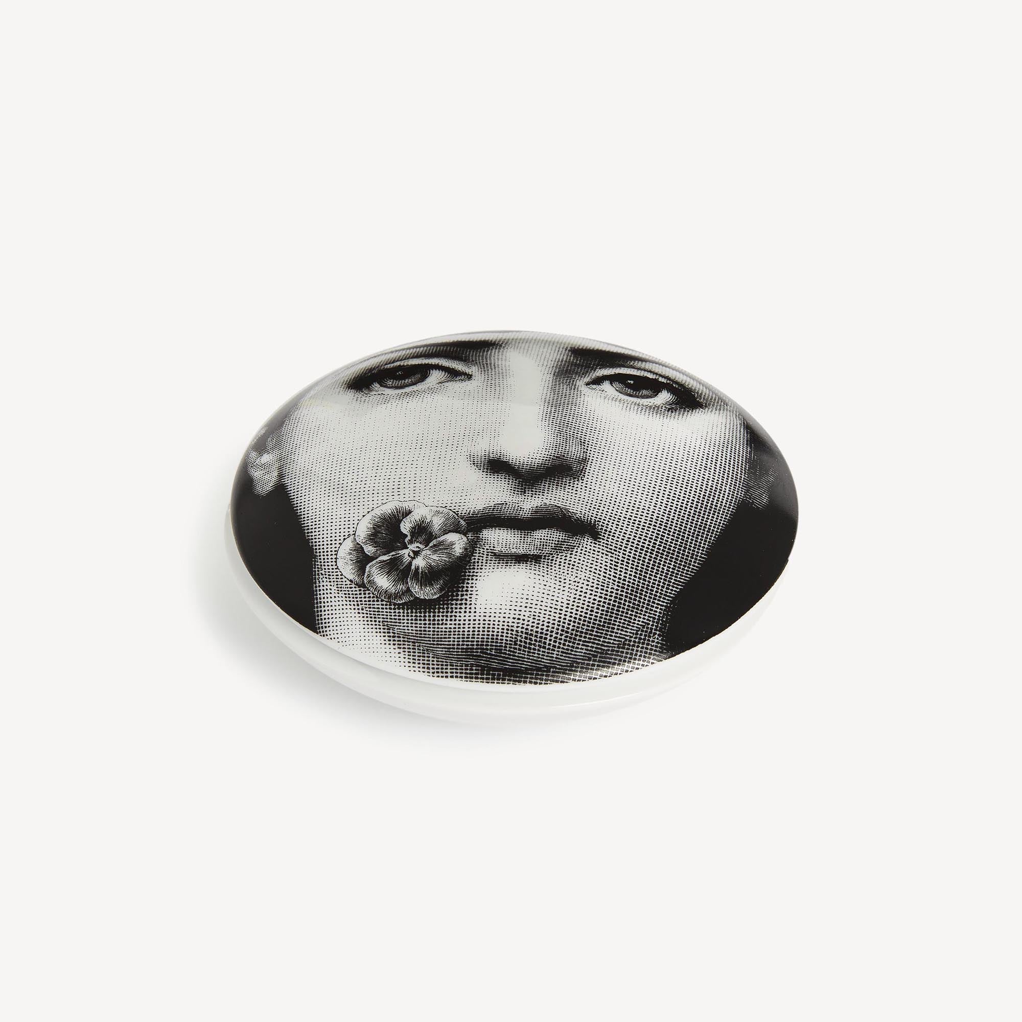 atelier-fornasetti-tema-e-variazioni-n-137-dose-rund-porzellan-2 image 2
