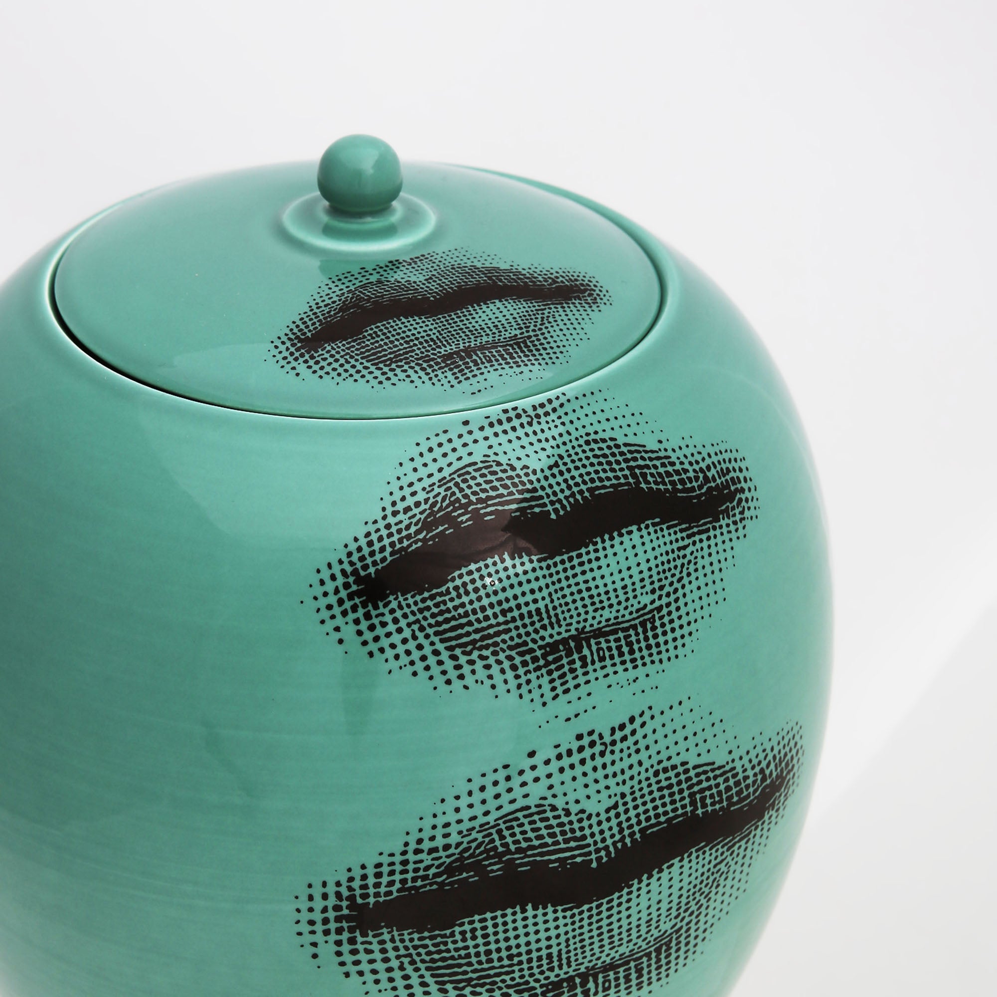 fornasetti-bocche-vase-gr-n-porzellan-lippenmotiv image 4