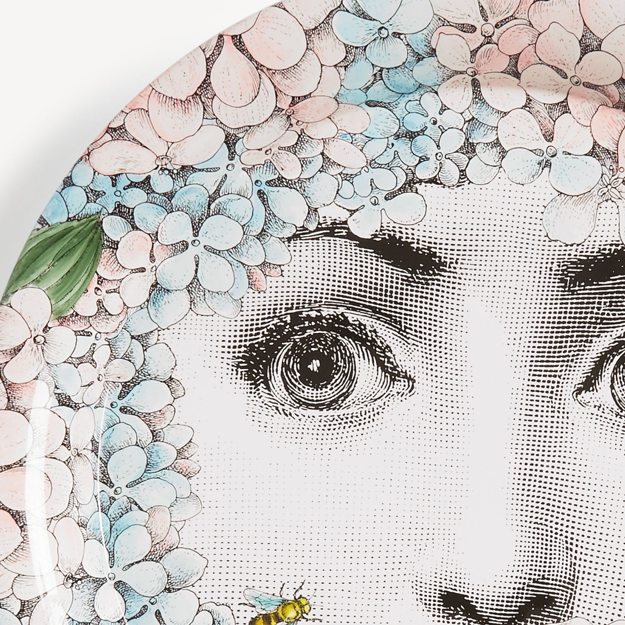 fornasetti-ortensia-tablett-metall-lina-cavalieri-mit-blumen image 4