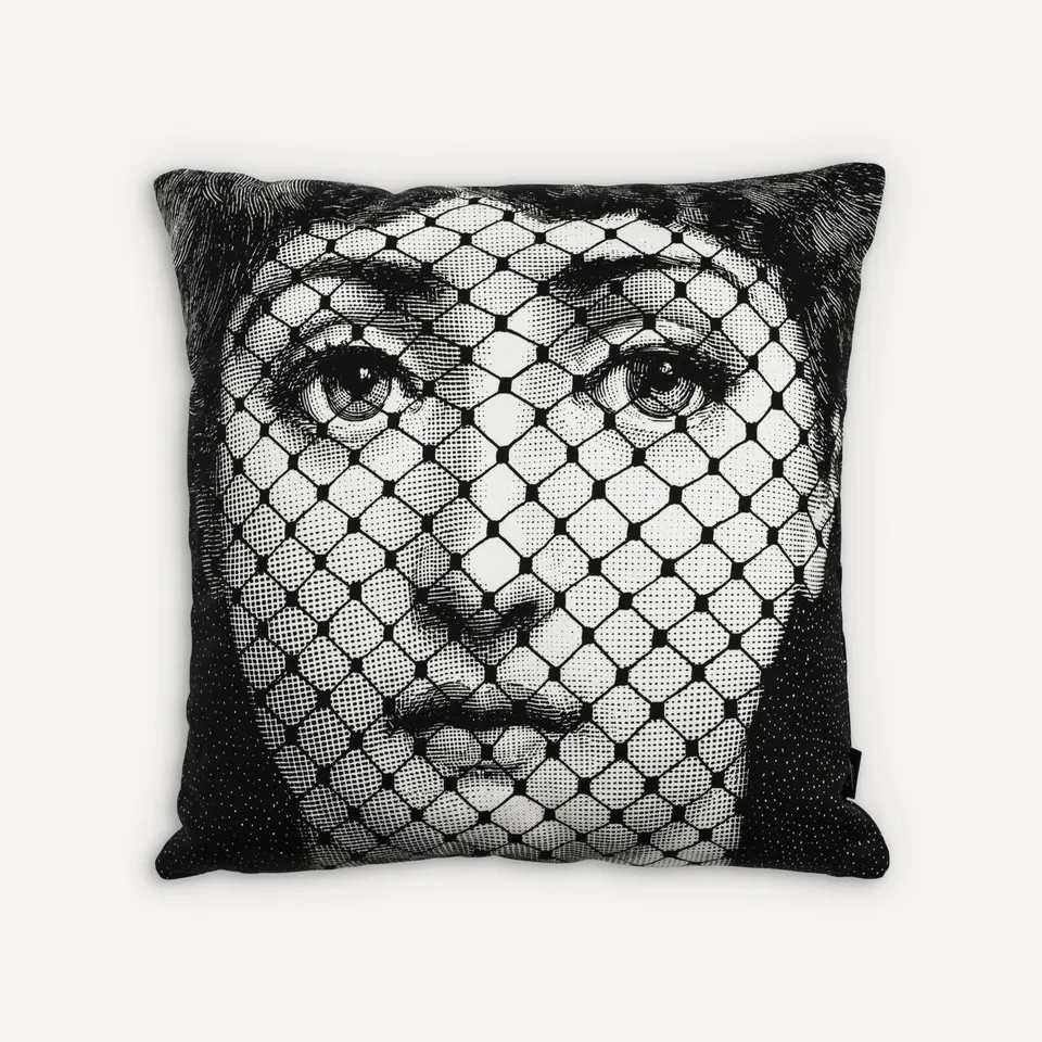 fornasetti-burlesque-kissen-tema-e-variazioni-mit-bezug image 1