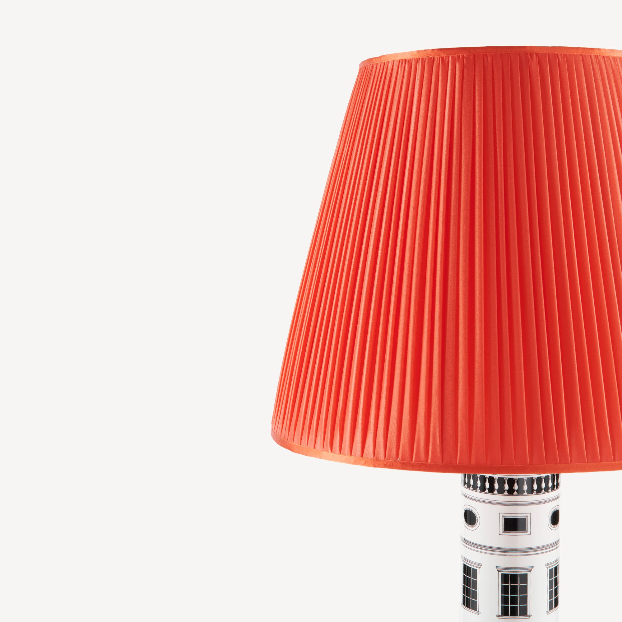 fornasetti-lampenschirm-konisch-plissee-stoff-tischlampe image 2