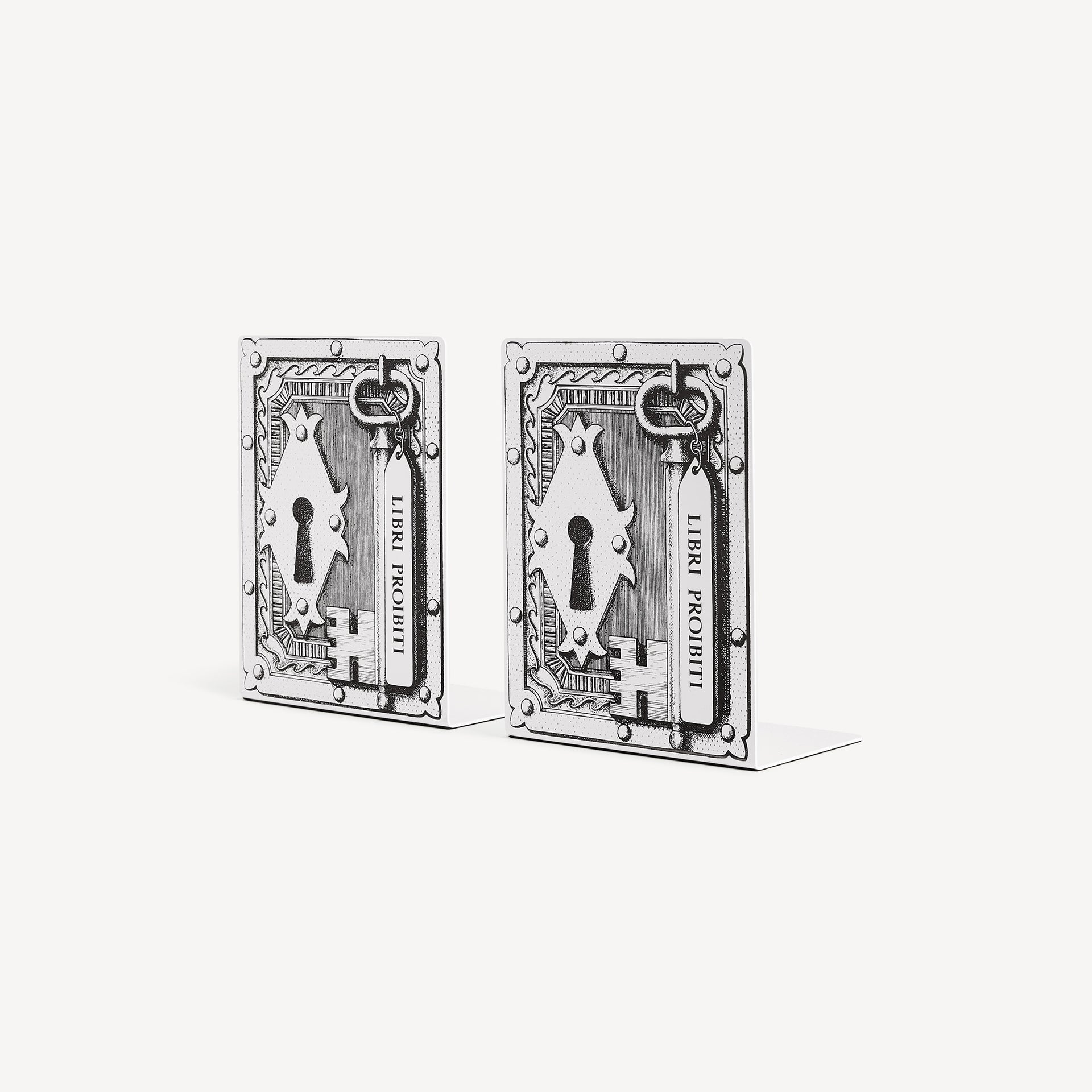 fornasetti-libri-proibiti-buchstu-tzen-paar-metall image 1