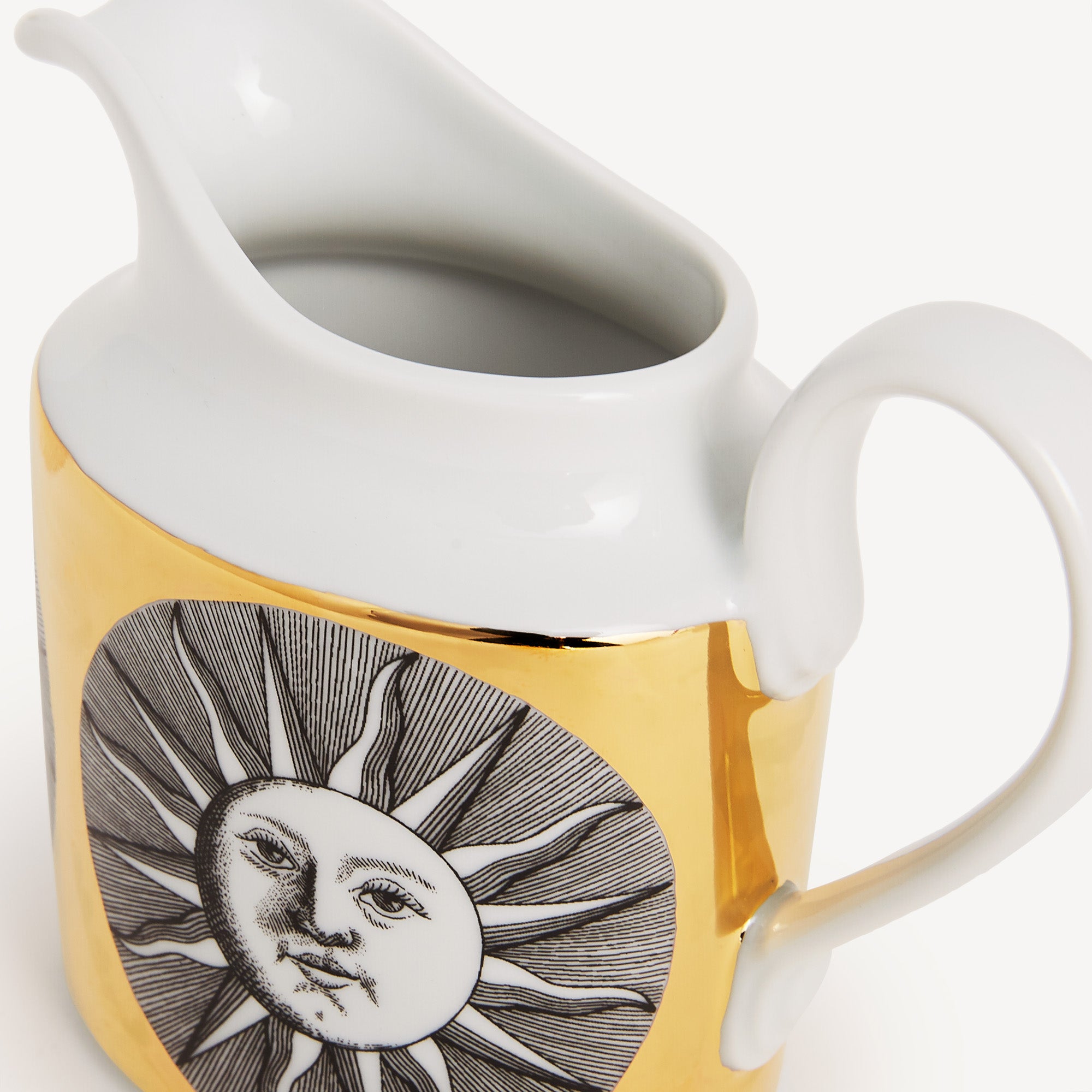 fornasetti-soli-milchk-nnchen-porzellan-sonne-gold image 4