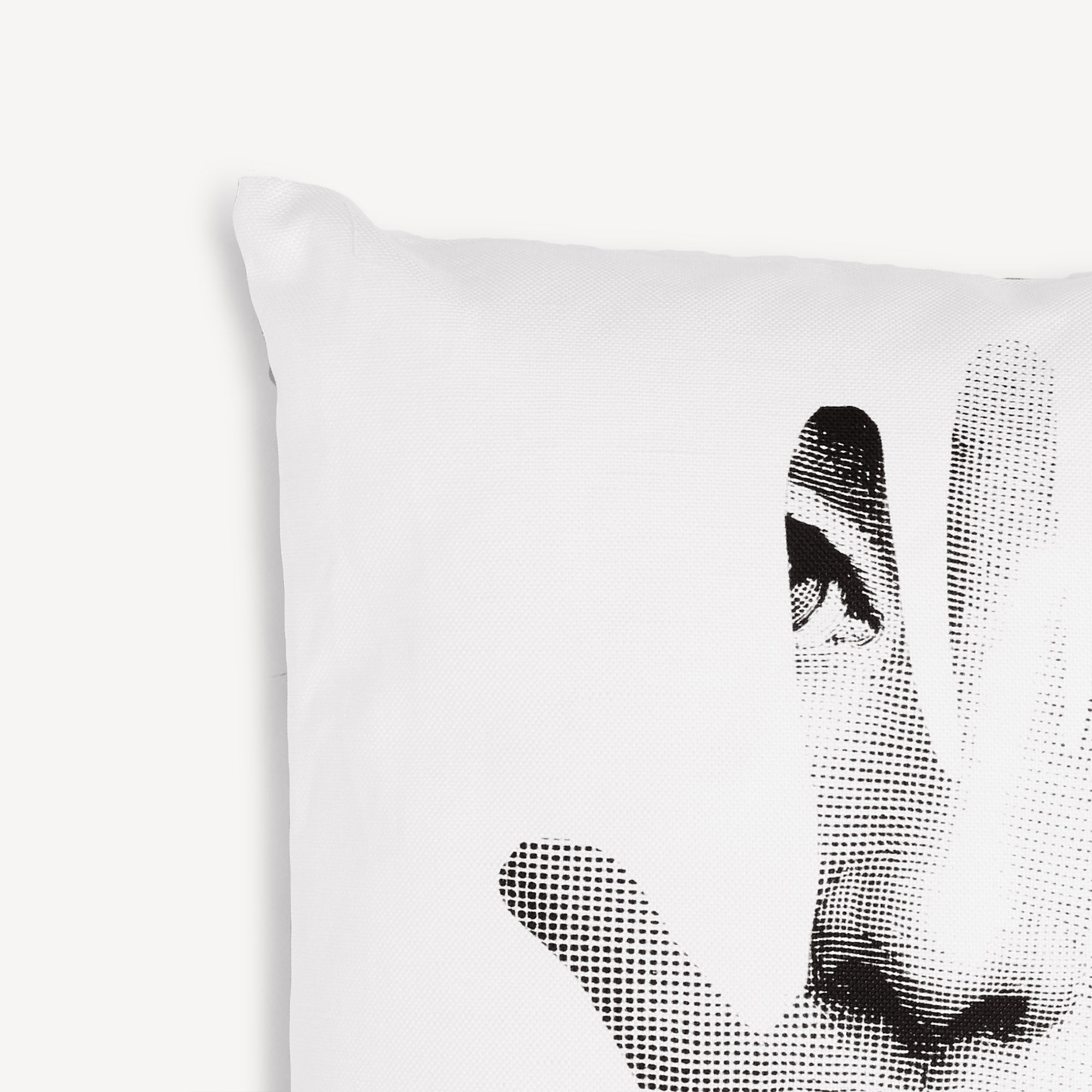fornasetti-tema-e-variazioni-kissen-mano-mit-f-llung image 3