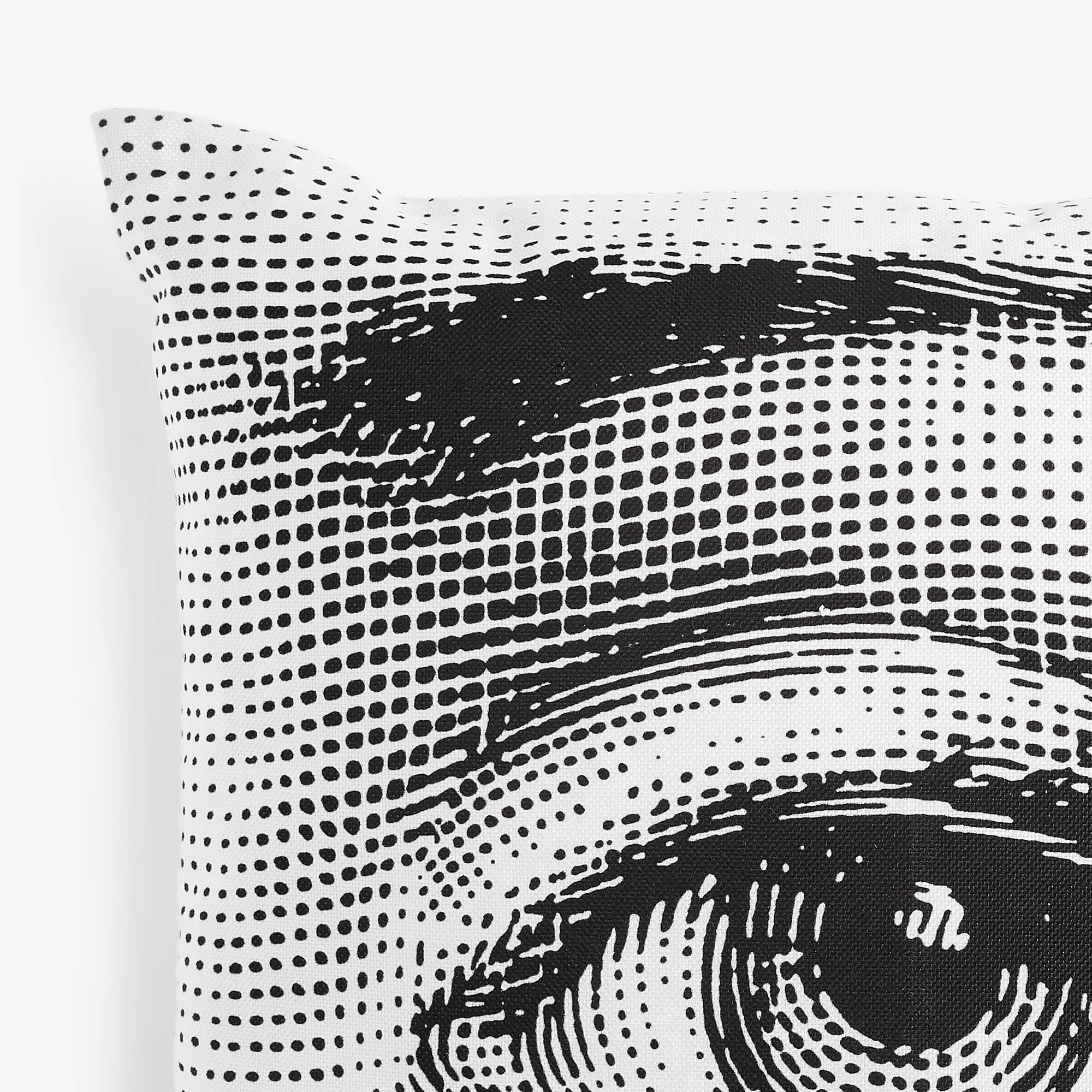 fornasetti-tema-e-variazioni-n-397-kissen-gesicht-2 image 3