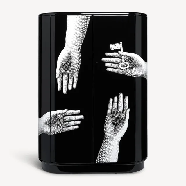 atelier-fornasetti-mani-schrank-h-nde-schloss-gebogen image 1